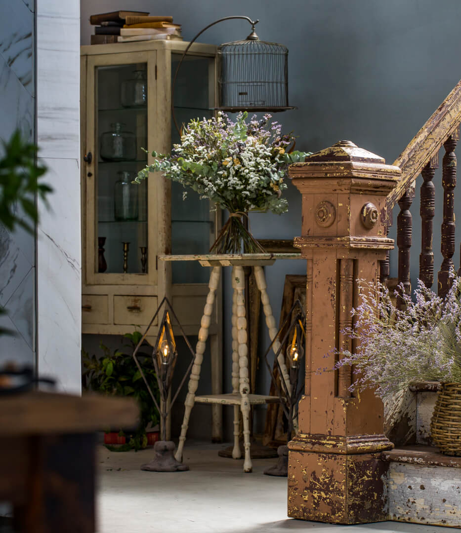 子供が笑顔で食事をしている様子の写真