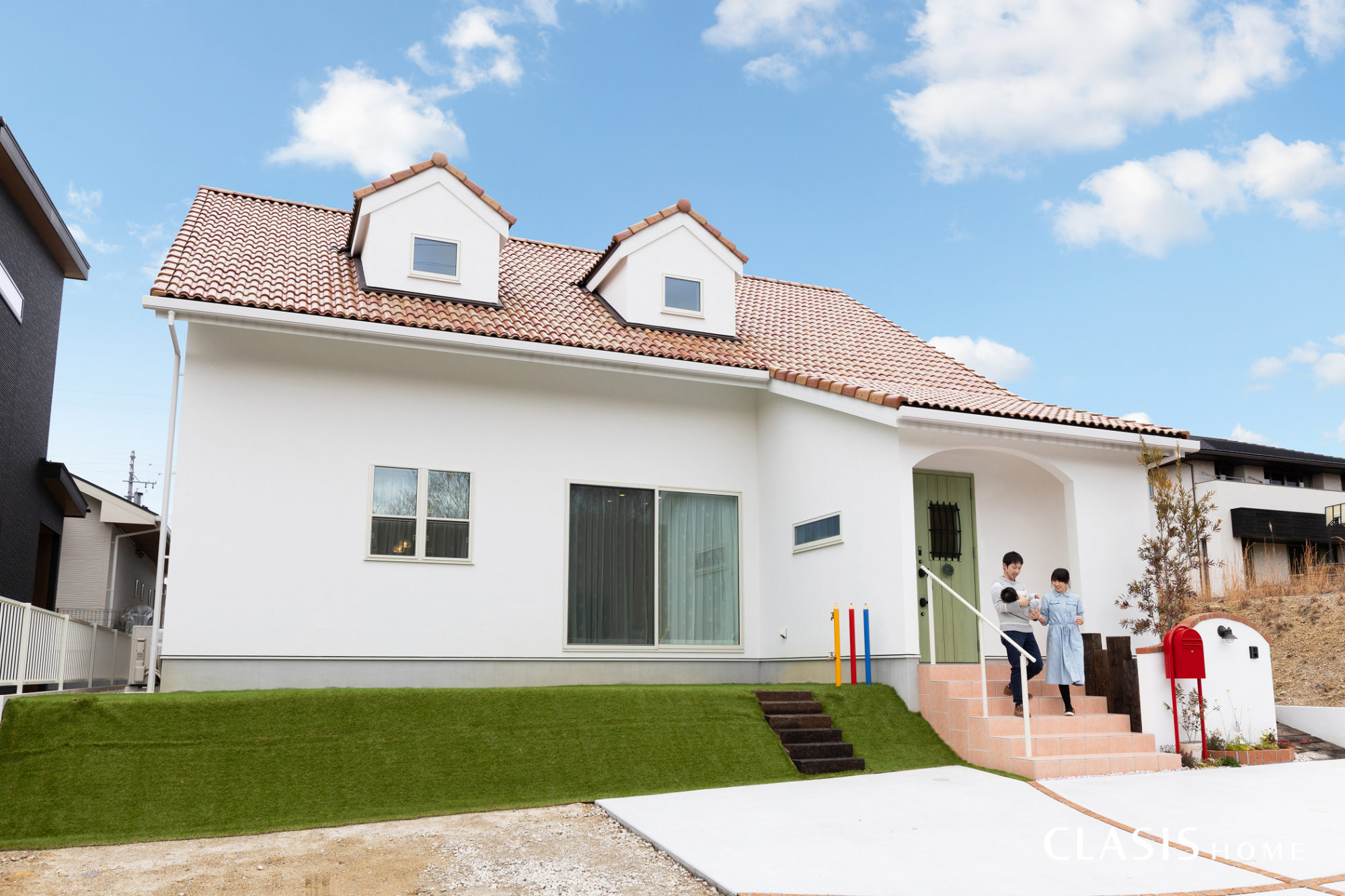 瓦屋根にドーマーのある外観 白い塗り壁に、二カ所にドーマーがある瓦屋根の可愛らしい外観。瓦屋根は3色の瓦を使用し、深みのあるオレンジを表現しました。