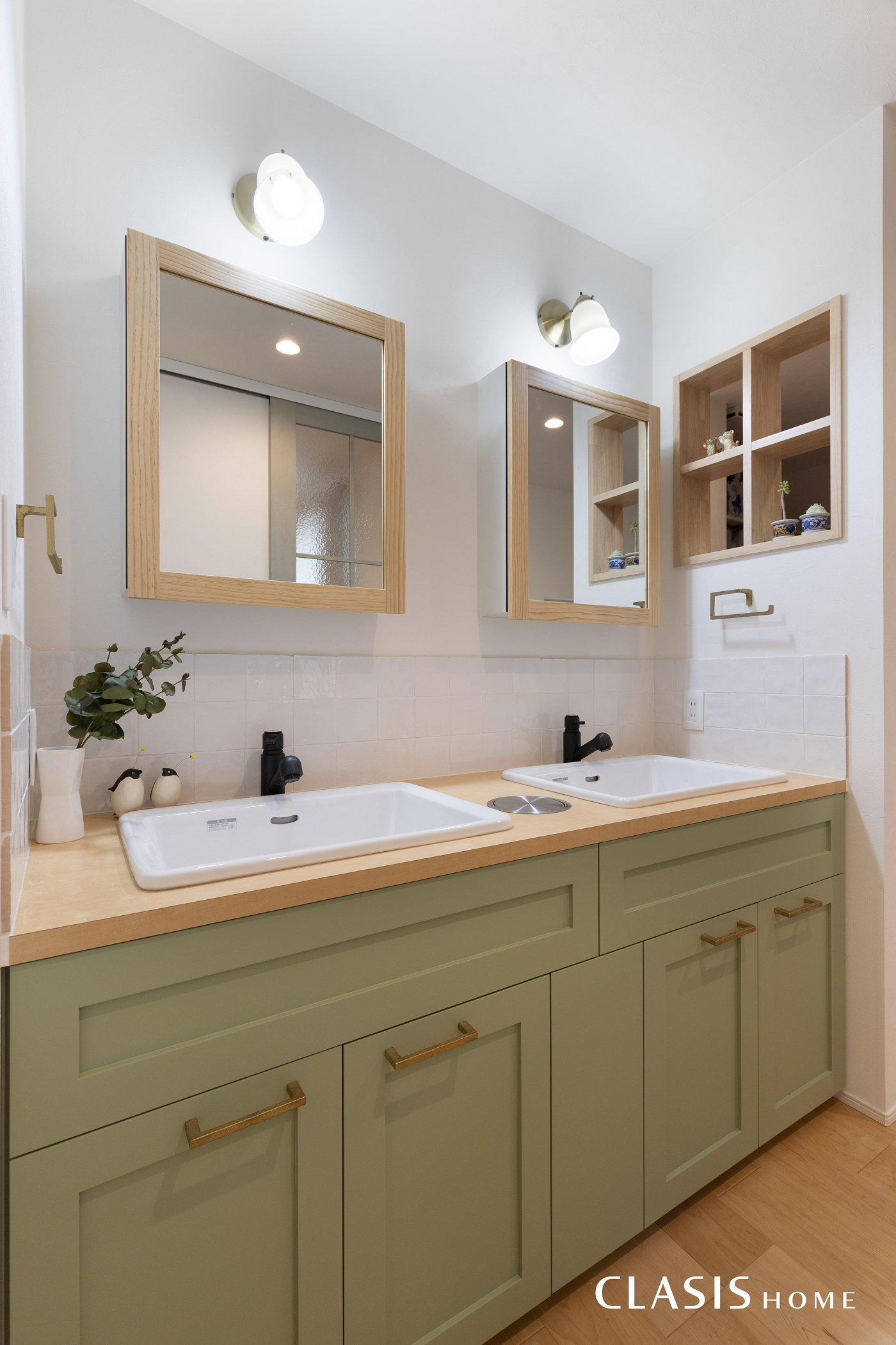 ボウルが2つ並んだ造作洗面台 機能的且つ可愛らしい、大きな洗面ボウルが2つ並んだ造作洗面谷。