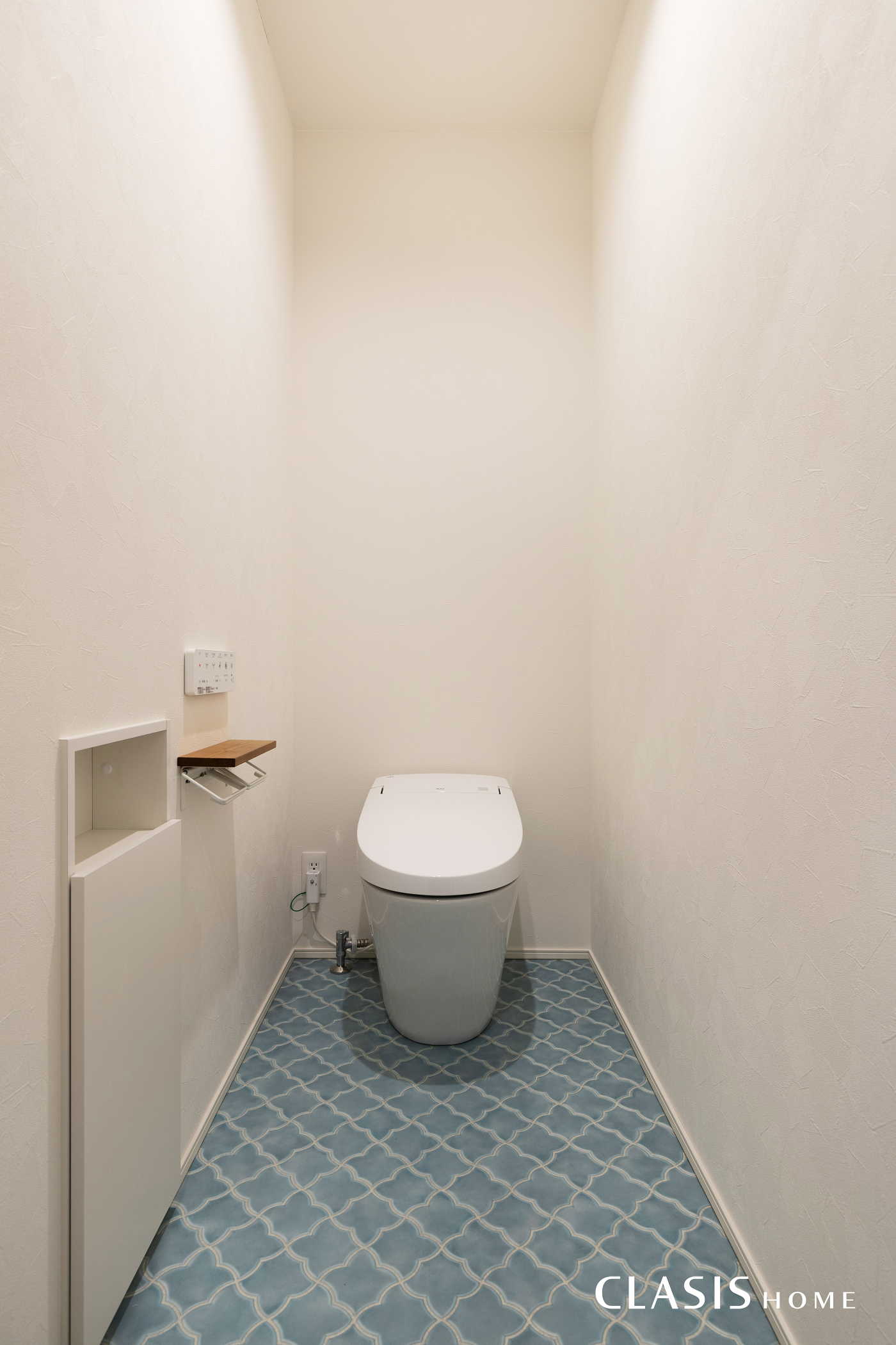 アラベスク模様のタイルにそっくりなクッションフロアを使用したトイレ。