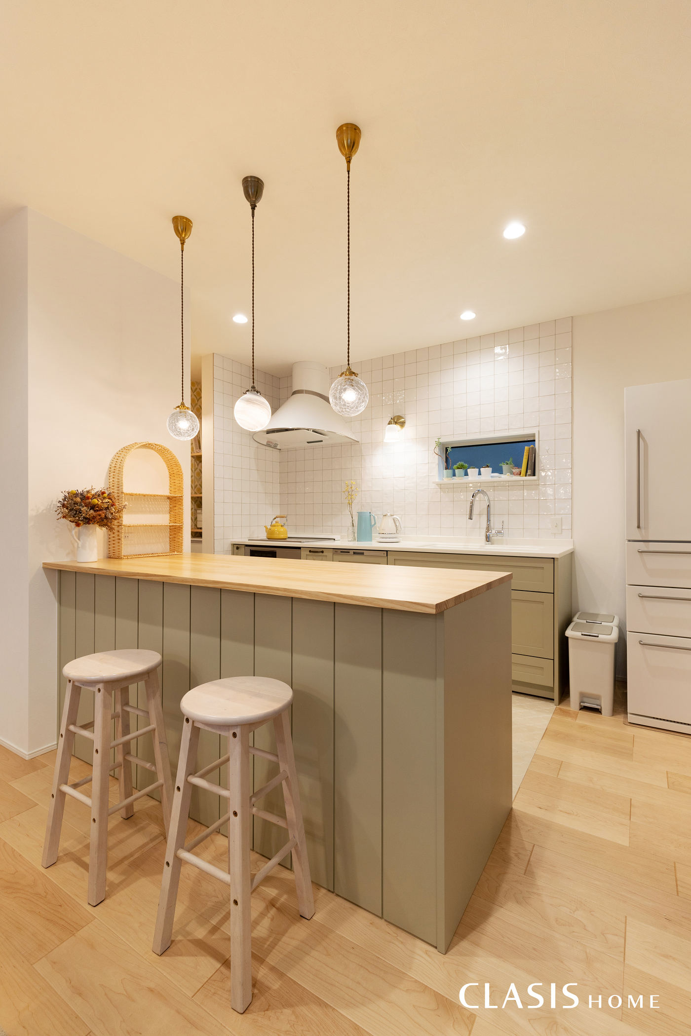 パントリーのあるキッチン アイランドの作業台を設けたキッチン。奥にパントリーも併設しました。