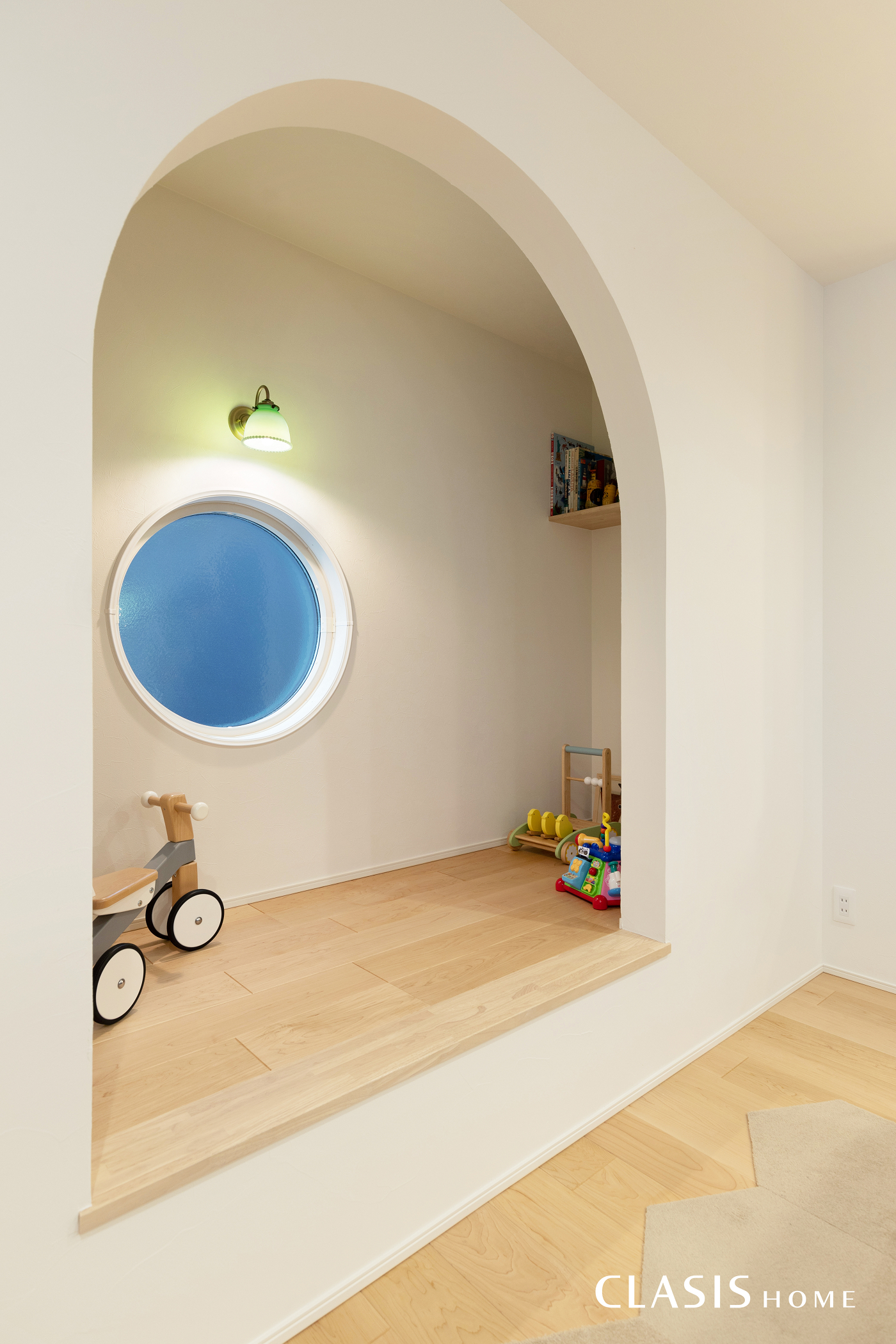 お子様の遊び場スペースのヌック アール壁が可愛らしいヌック。