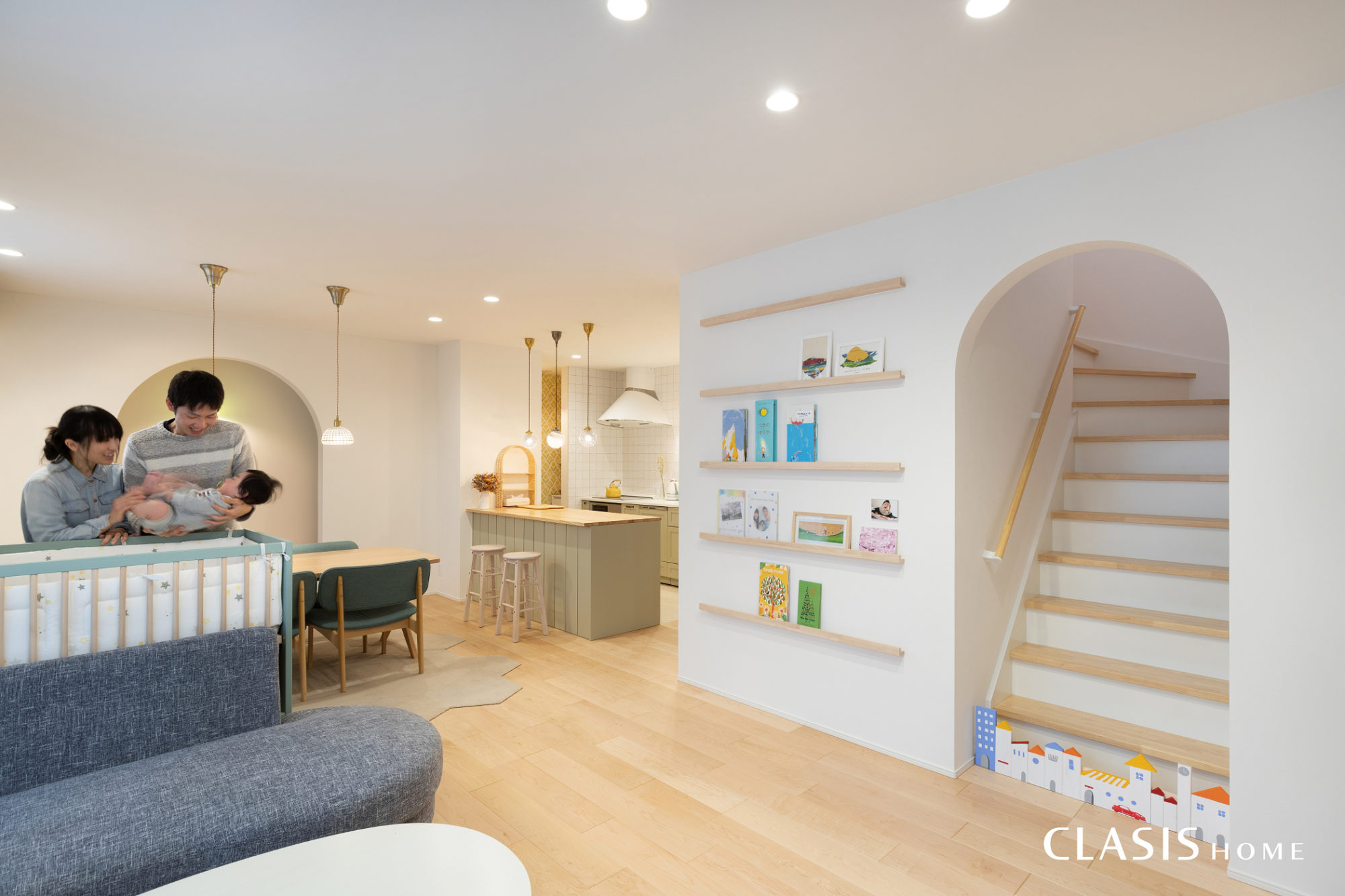 アール壁のあるLDK ナチュラルなLDK。階段はアール壁を使用し、まるで絵本の1ページのような優しい雰囲気。