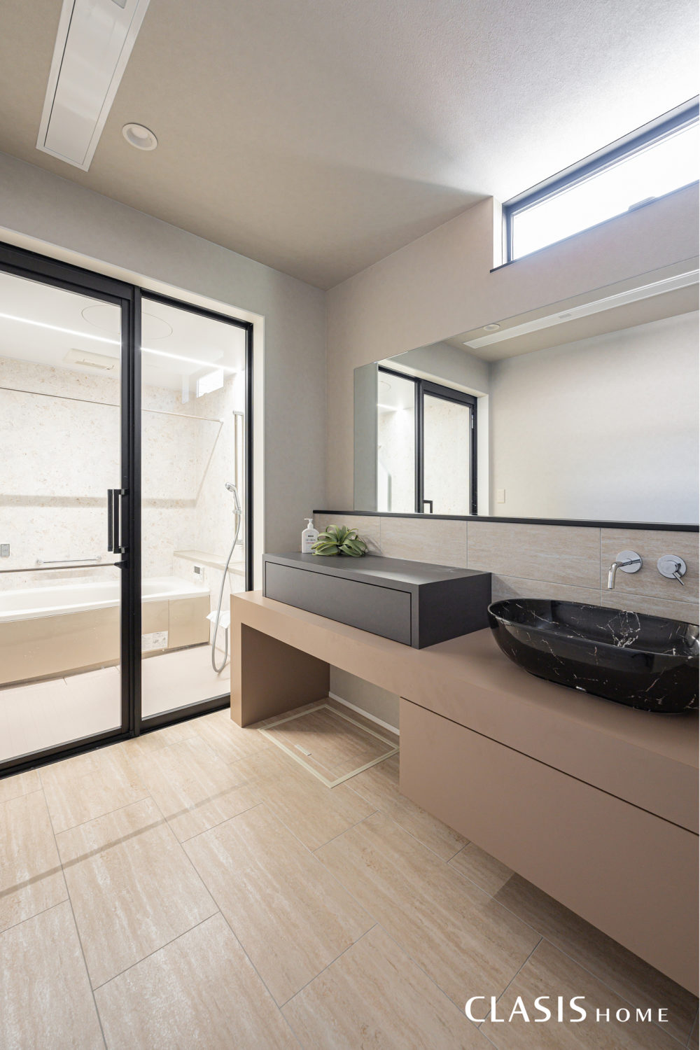 ブラウンベージュの天板にタイルを合わせたデザイン・機能性どちらも併せ持つ造作洗面台。