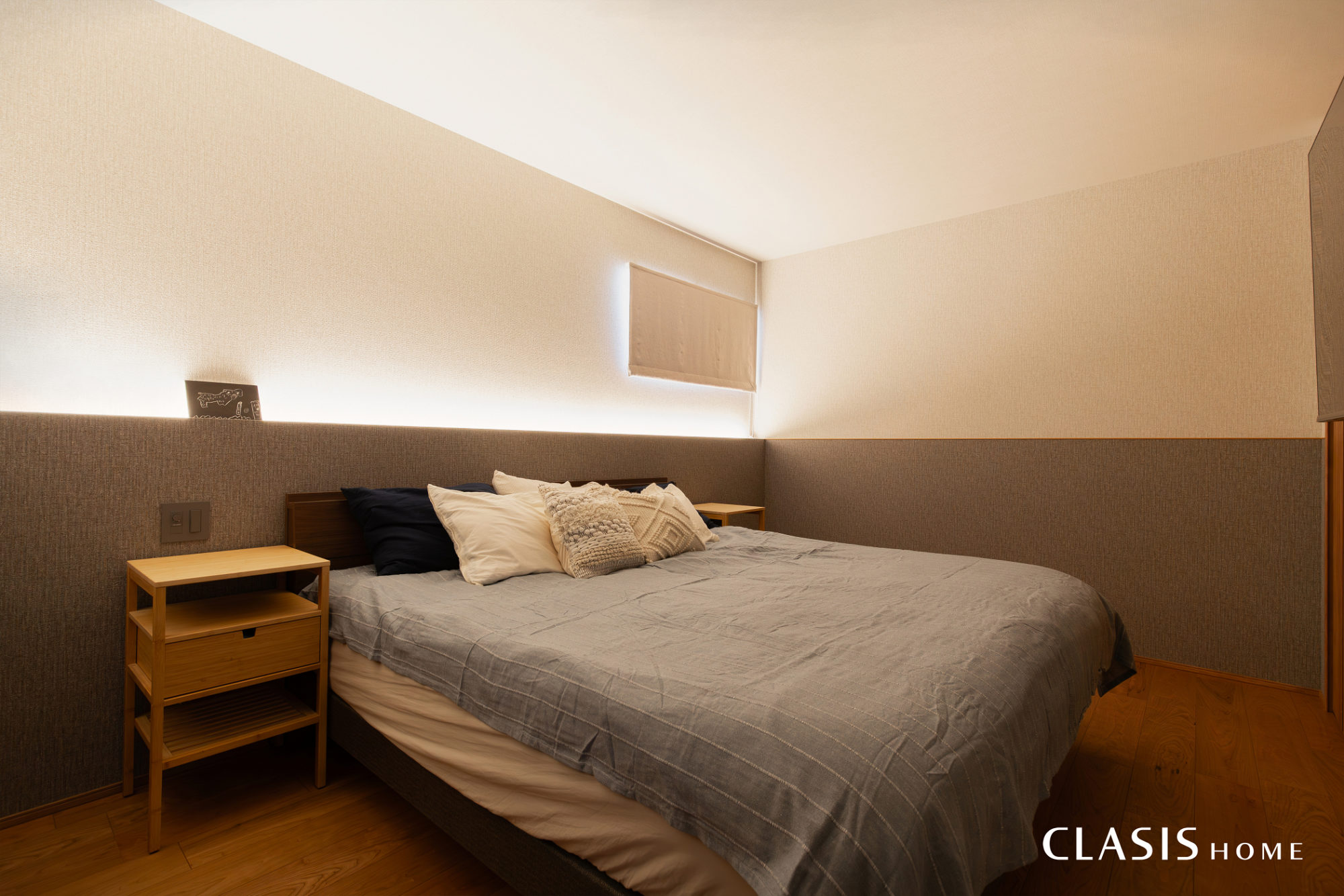 織物調クロスと間接照明が優しい雰囲気の寝室。