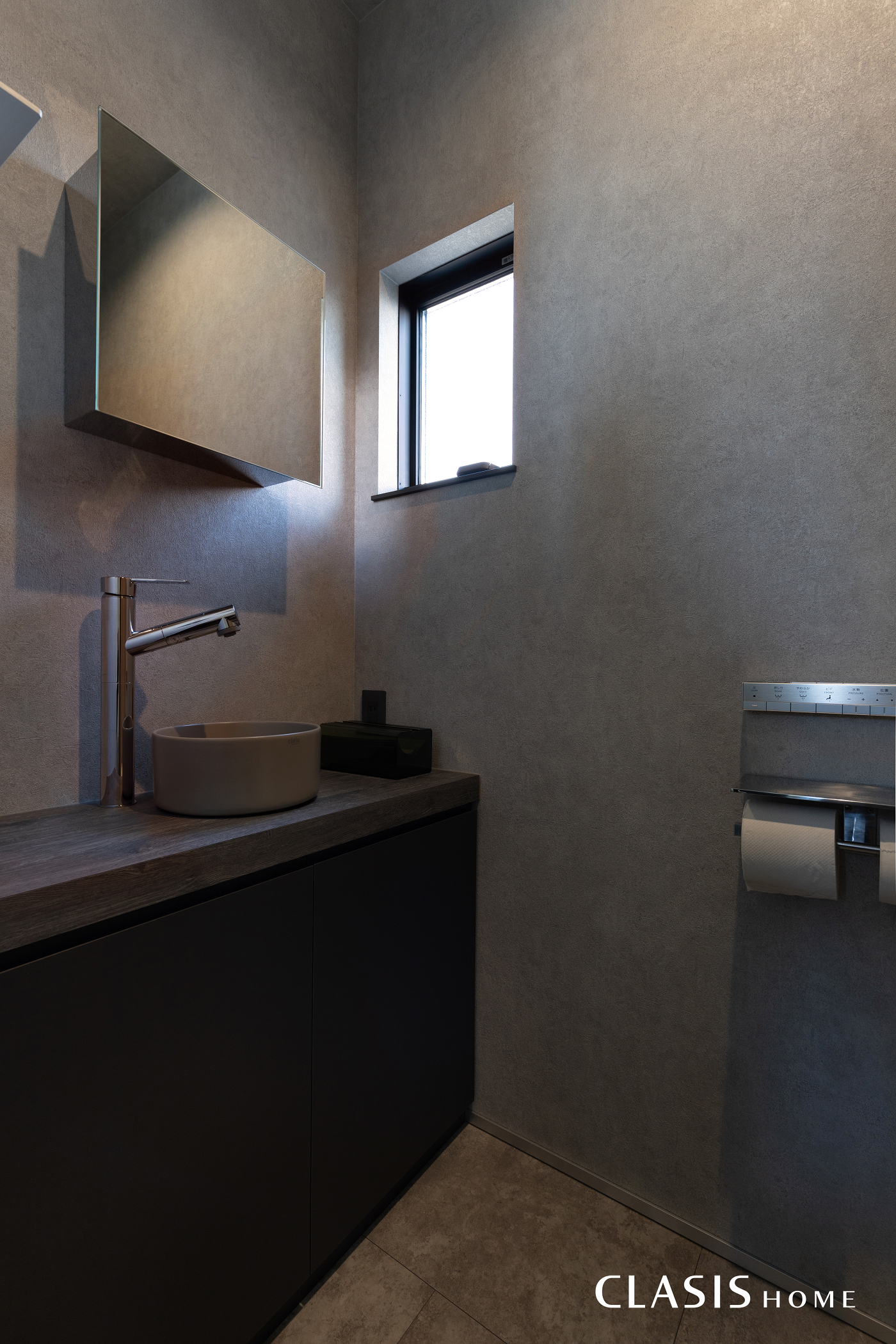 2階のトイレはグレーで統一感がありつつも、色味や設備で温かさをプラス。