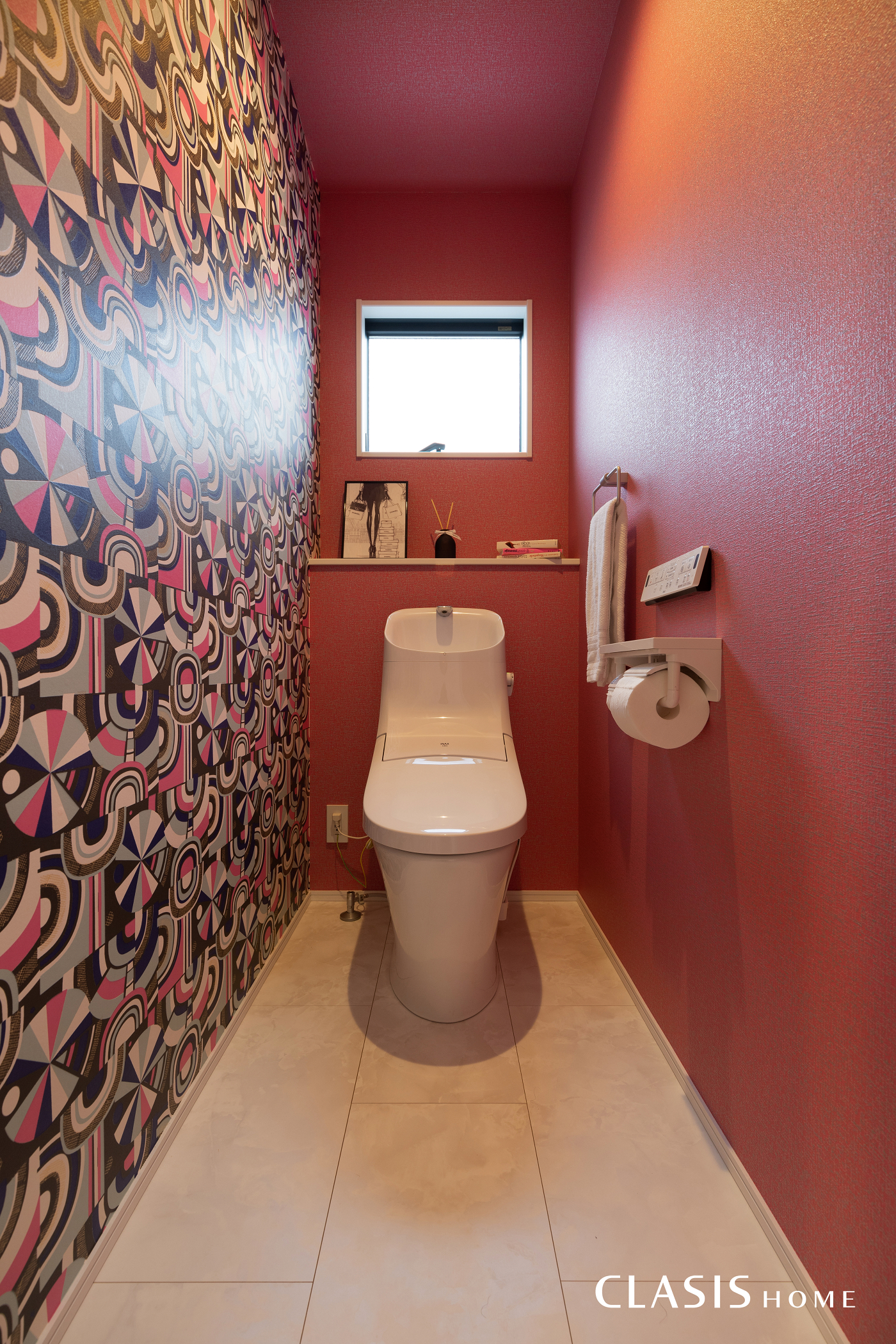 深紅のクロスをベースに、サイケデリックなアクセントクロスを使用して遊び心溢れる2階トイレ。
