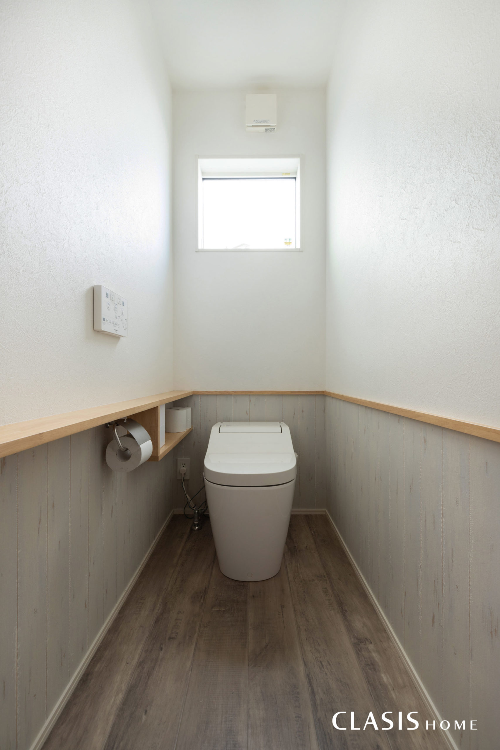 他の空間とは色合いを変え、フレンチカントリーなテイストのトイレ。