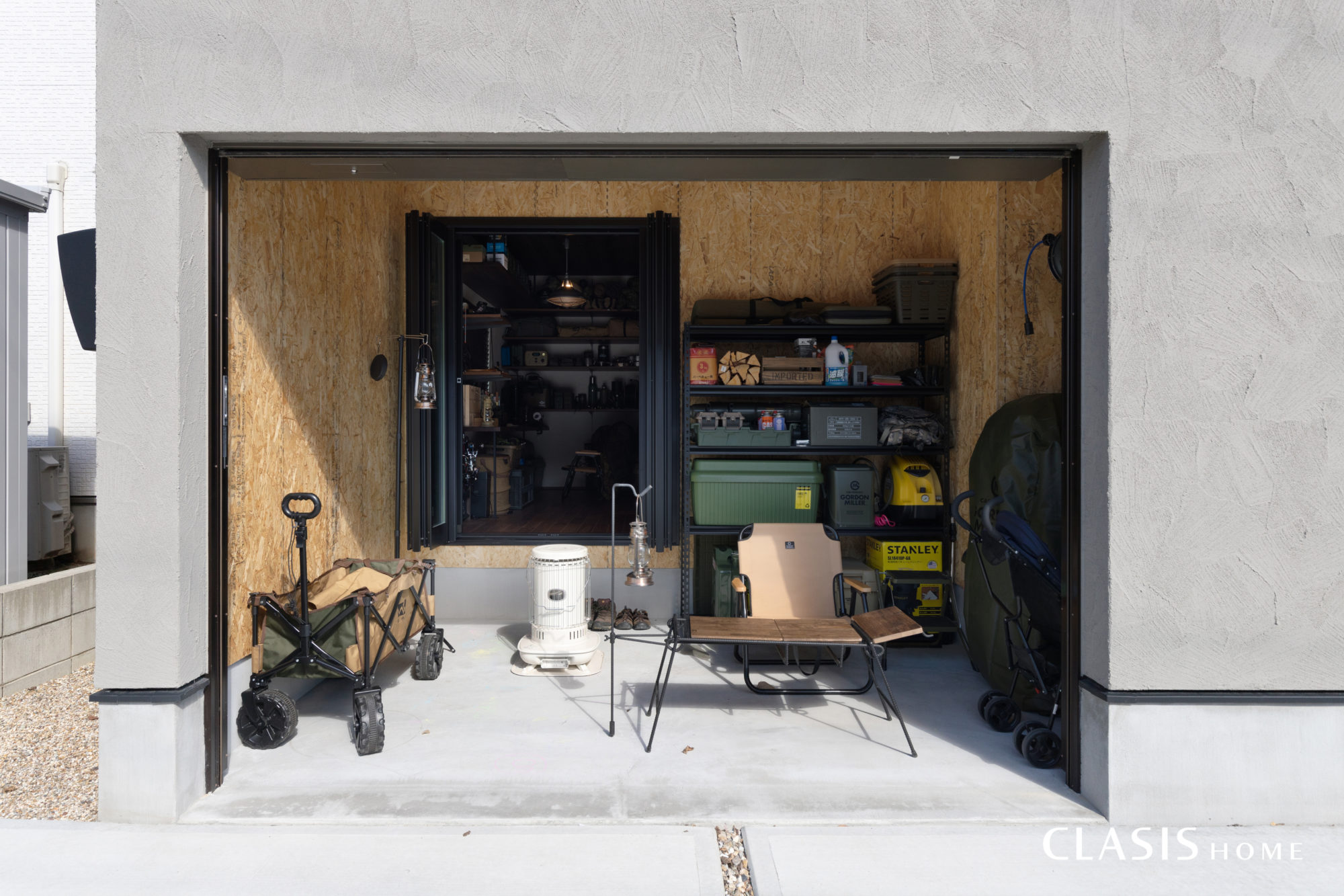 アウトドア用品がたくさん収納できるガレージ。
