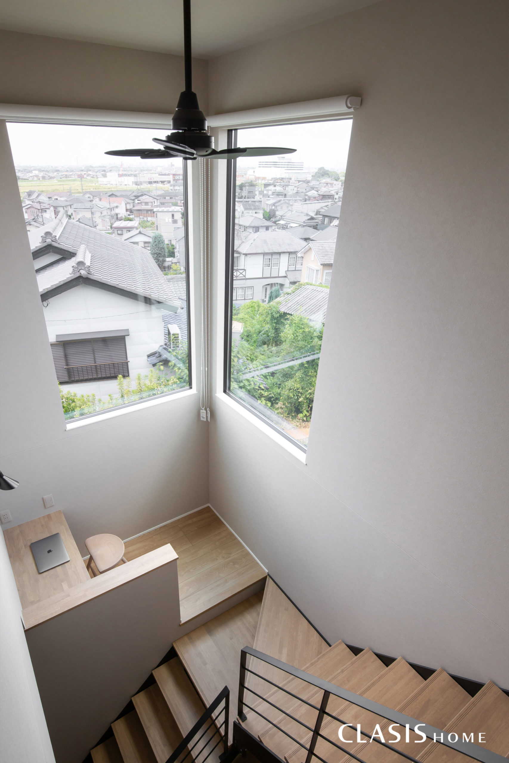 高台からの眺望が良い立地のため、吹き抜けに大きく窓を取りスタディスペースを配置。