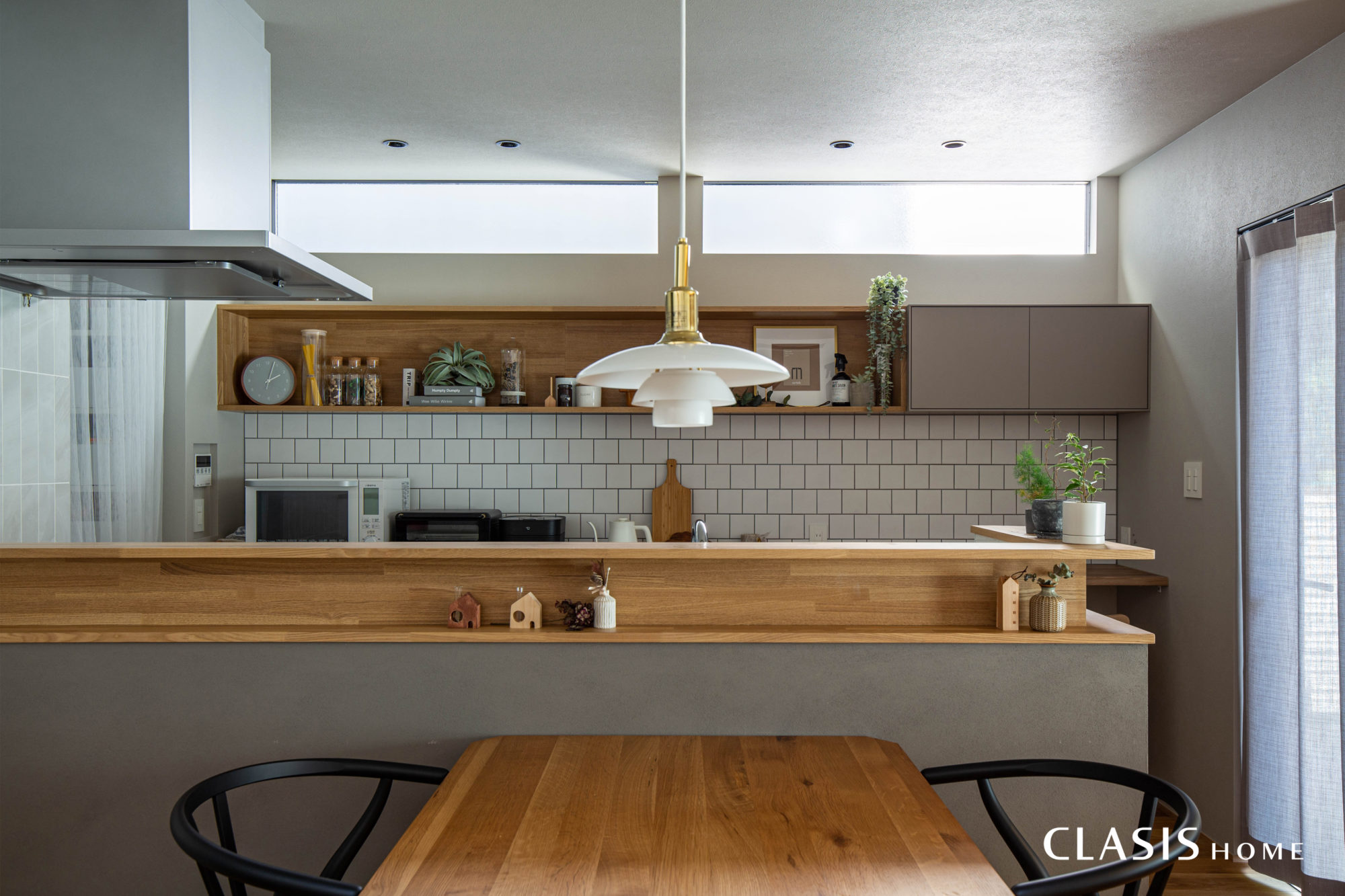北欧雑貨・家具が似合うグレーとホワイトを基調にしたキッチン。