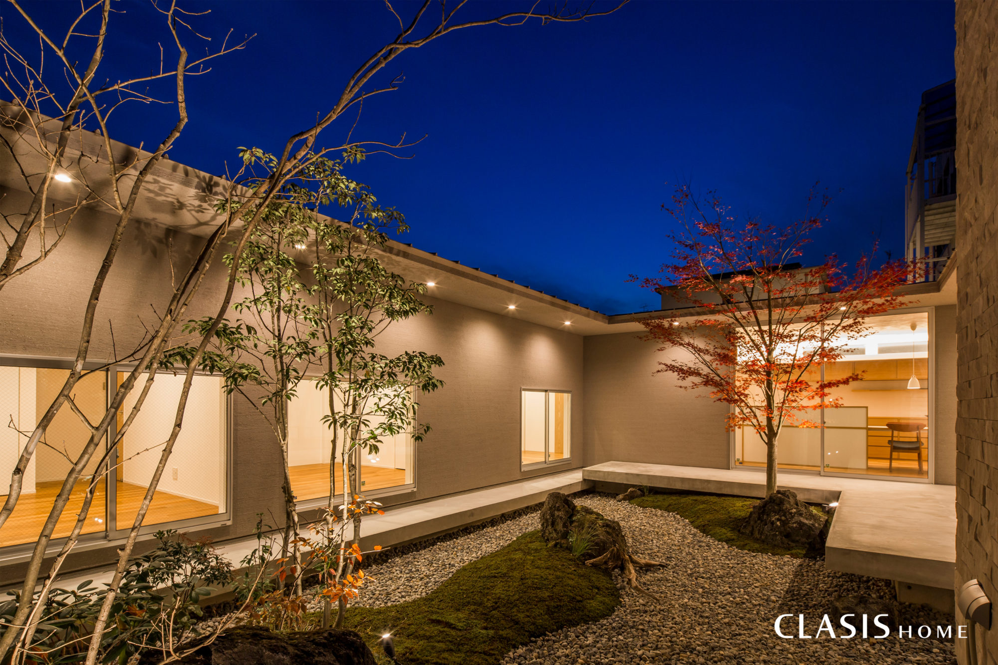日本庭園のような季節感を楽しめる中庭を囲む平屋