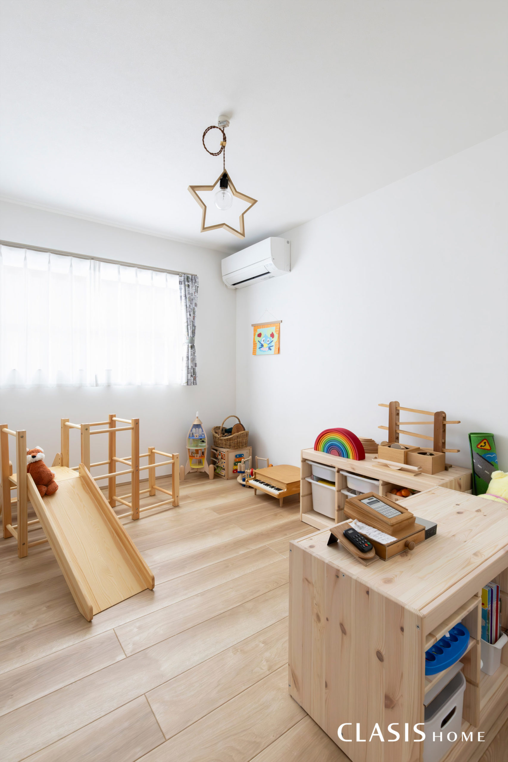 優しい色合いのクロスや床に、照明やカーテンで遊び心を取り入れた子供部屋。
