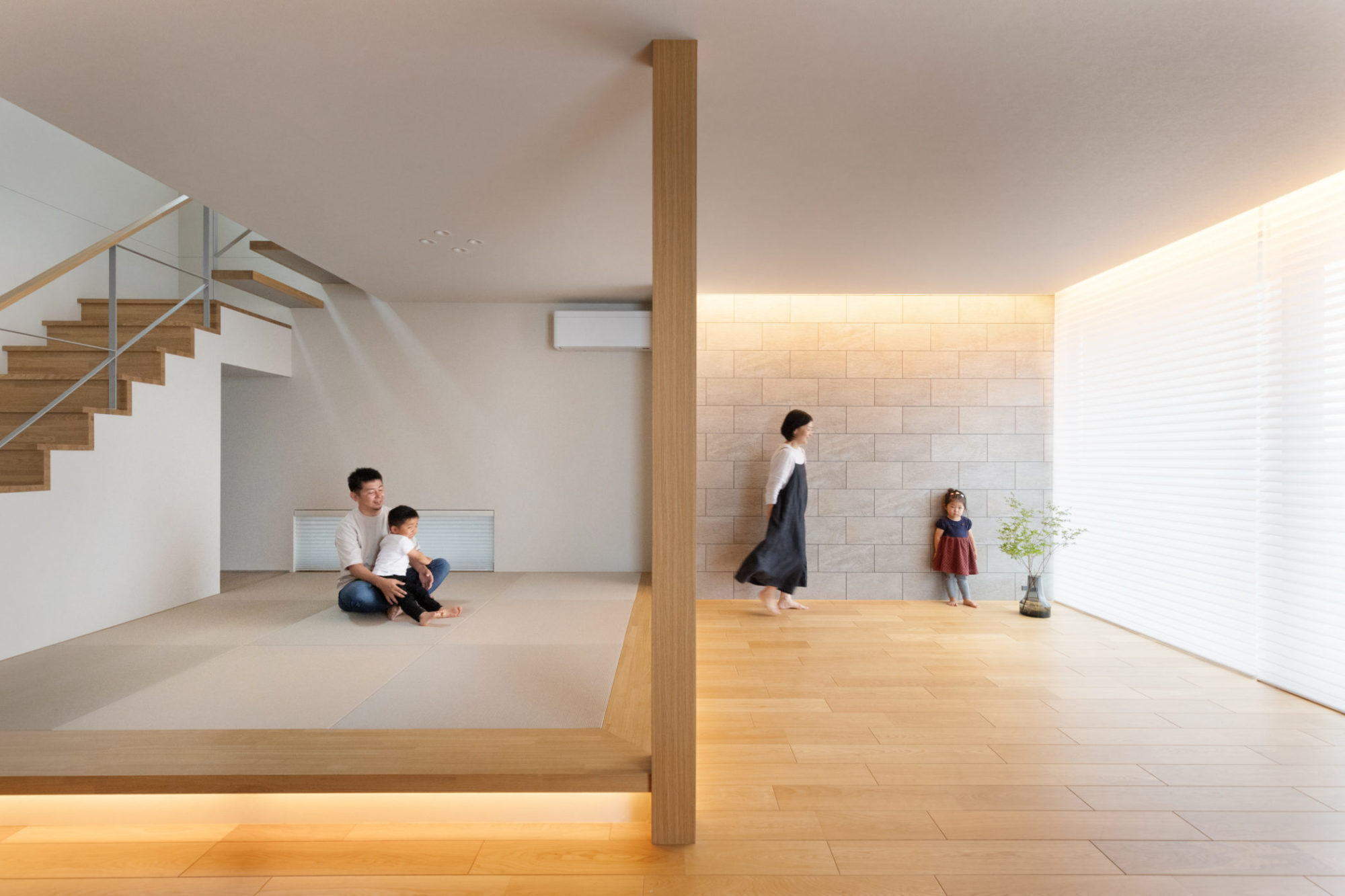 木目と間接照明があるLDKの小上がり和室の写真