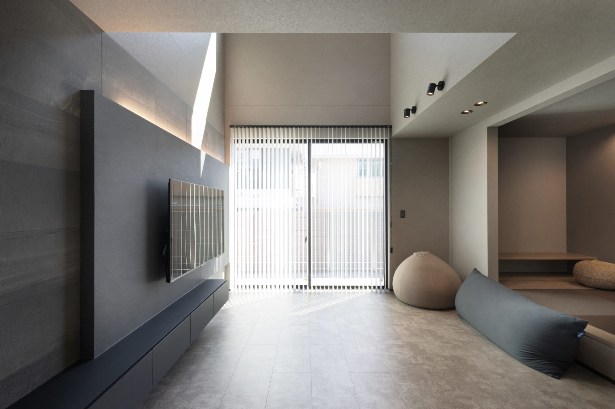 高級感のある間接照明と小上がり和室があるリビング施工例