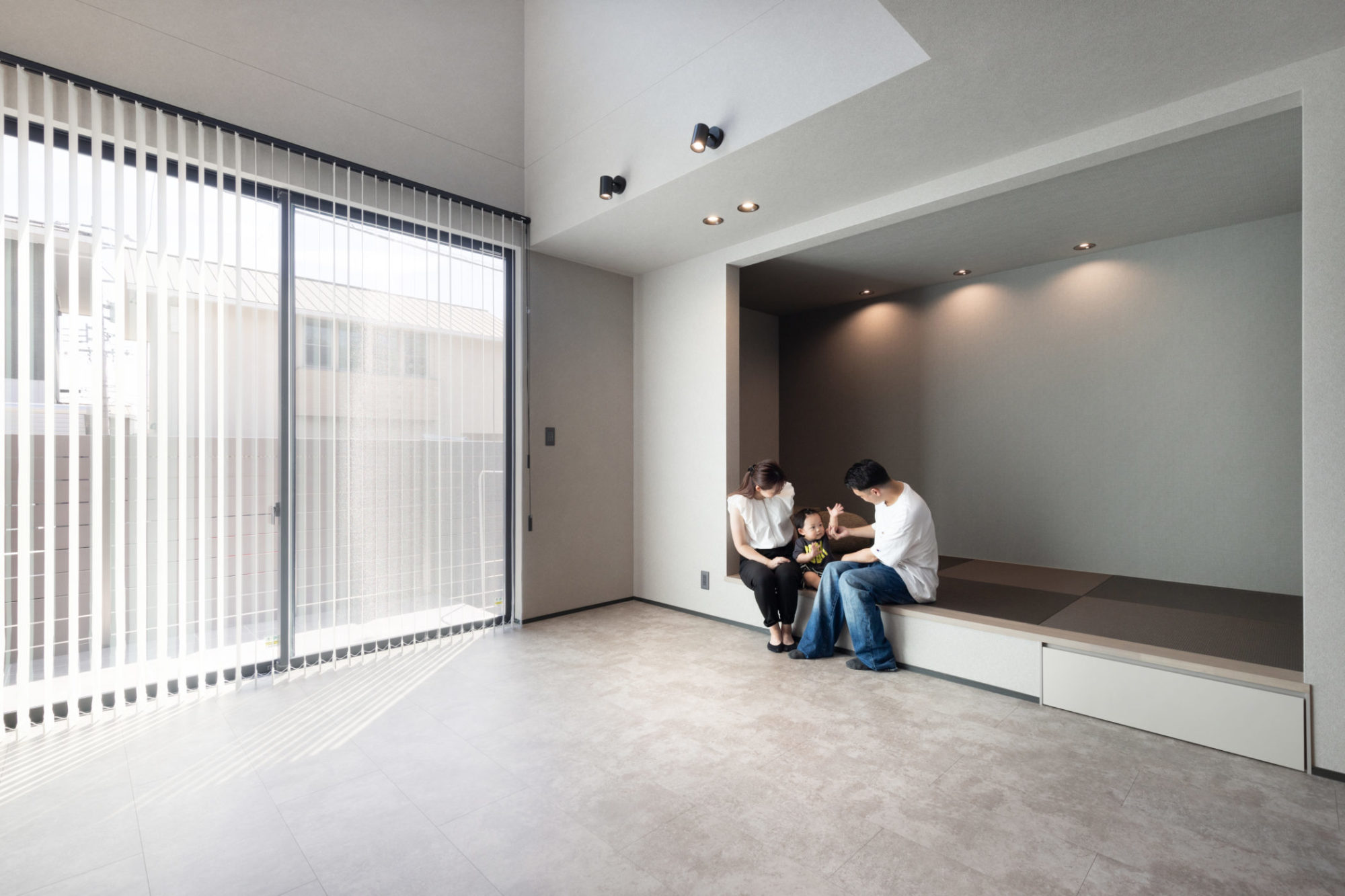 モノトーンリビングと小上がり和室の実例写真