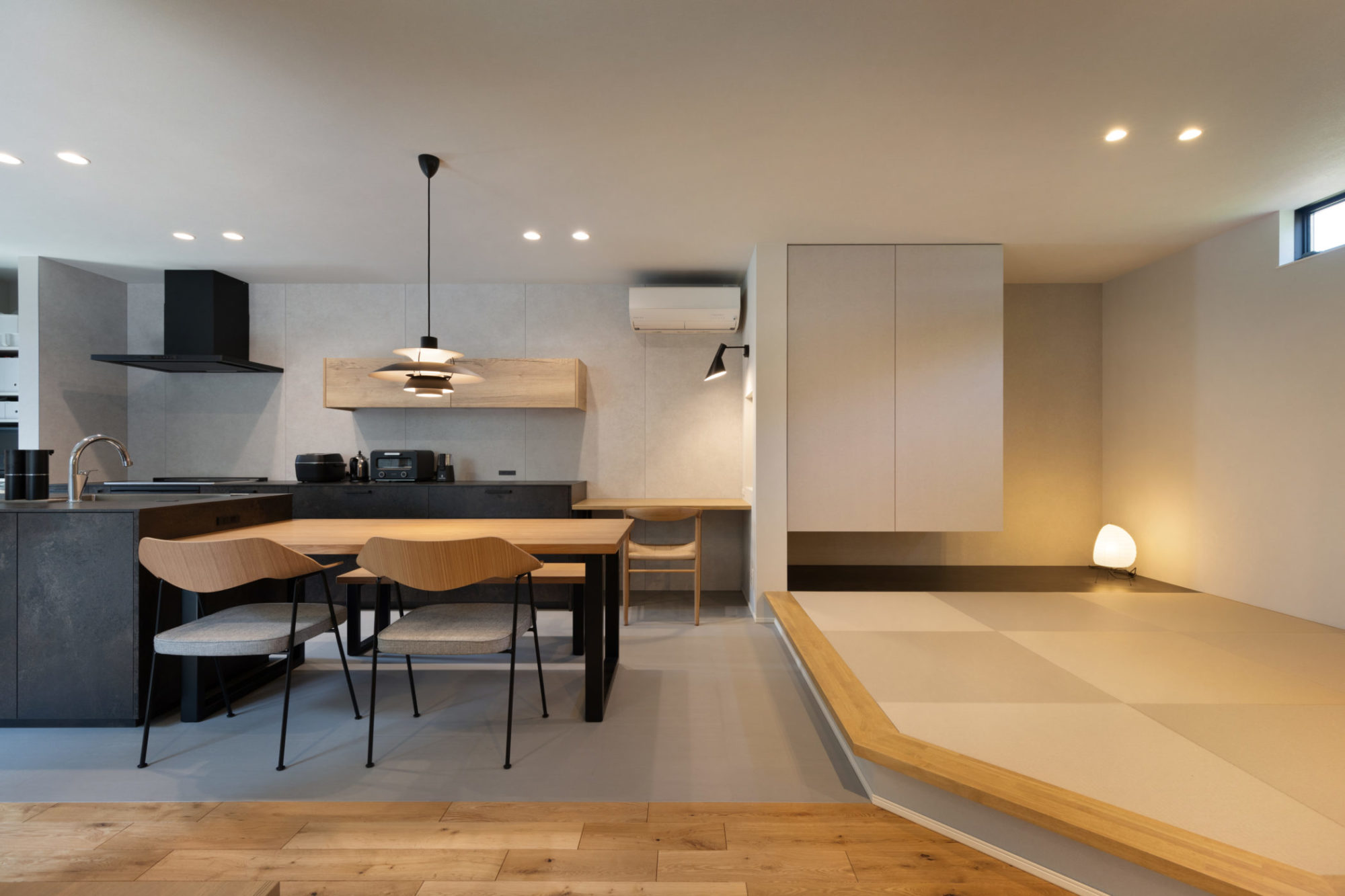 キッチン・ダイニングと横並びにレイアウトした4.3畳の小上がり和室の実例画像