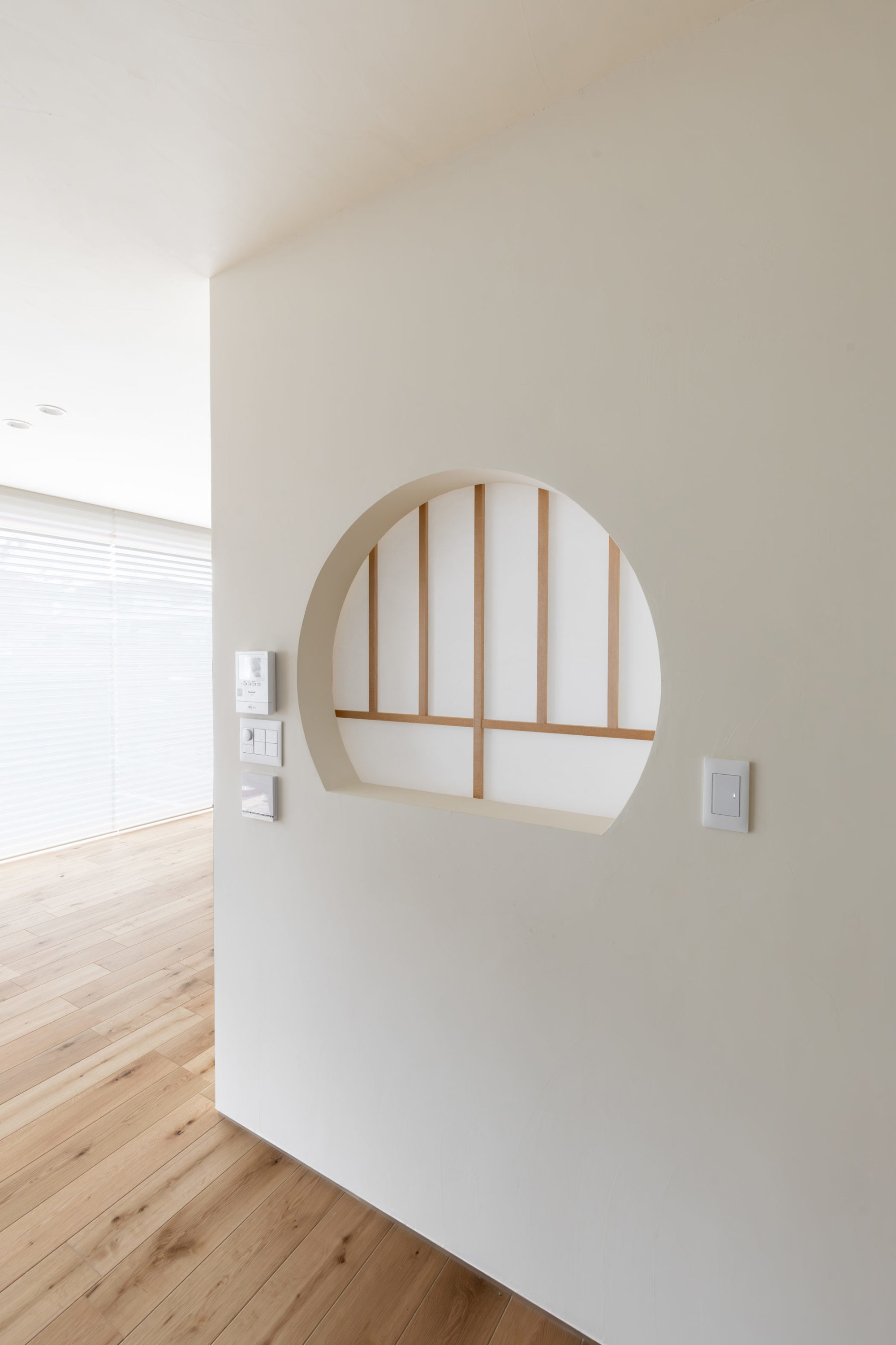 和モダンデザインの丸形小窓と造作障子の施工事例