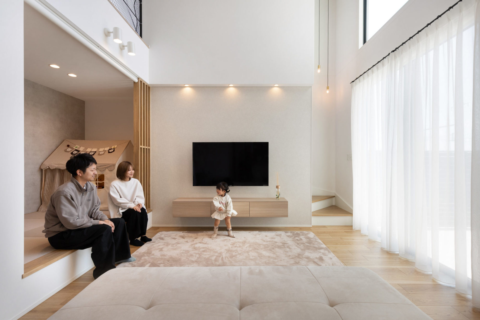 吹き抜けリビング横の小上がり和室、間仕切り格子付きの施工写真