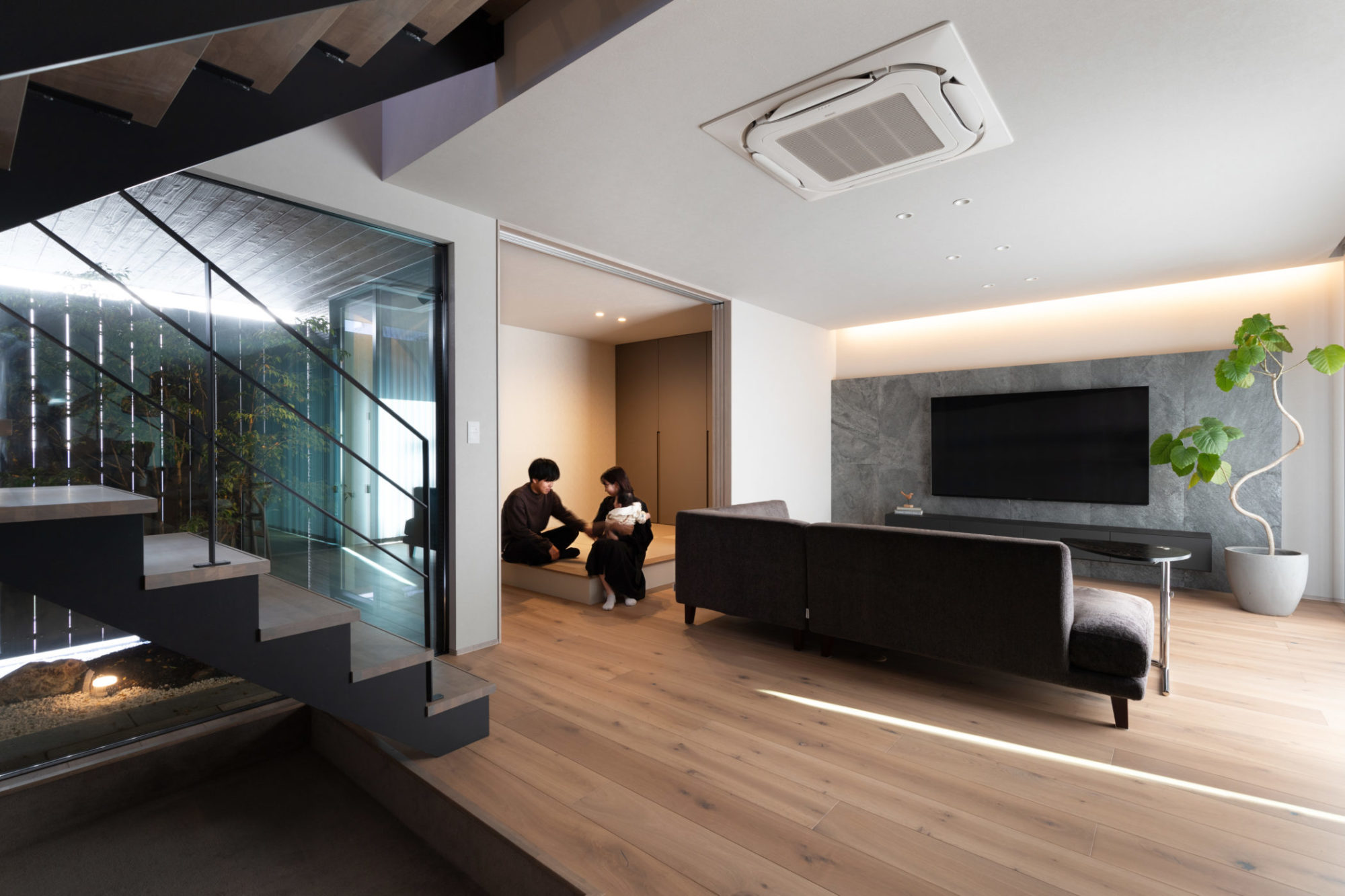 中庭と坪庭を楽しむリビングと小上がり和室で過ごす家族の施工事例