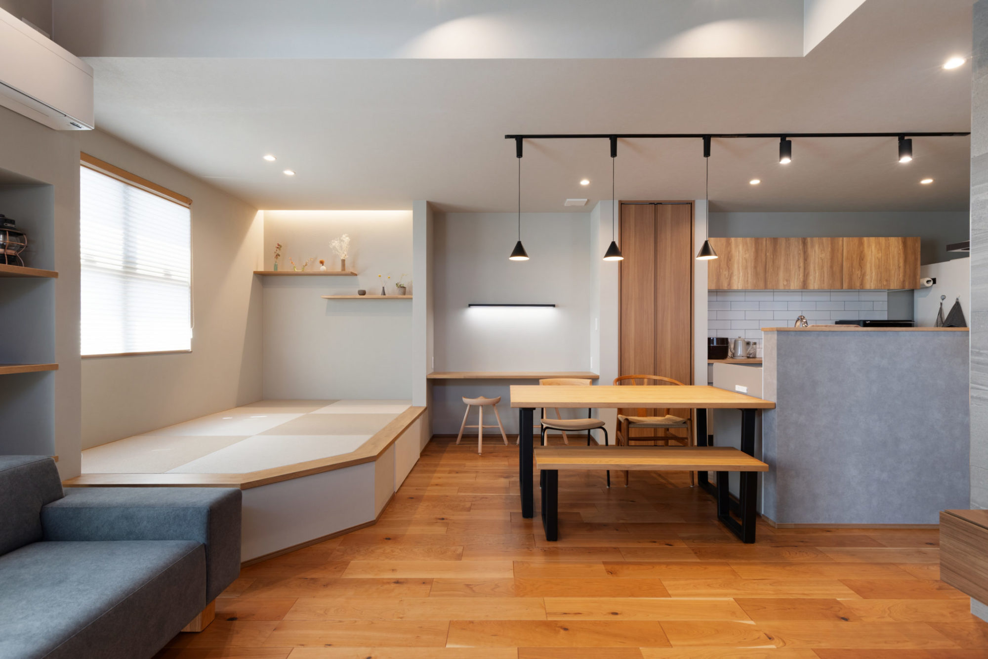 収納スペースを確保した段差40㎝小上がり和室の実例画像