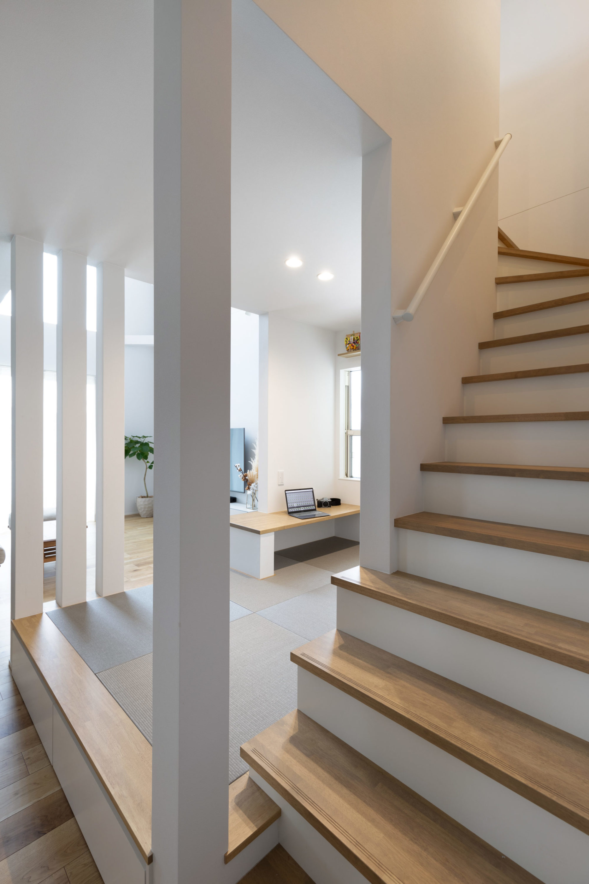 階段横の床座カウンターがある小上がり和室の写真