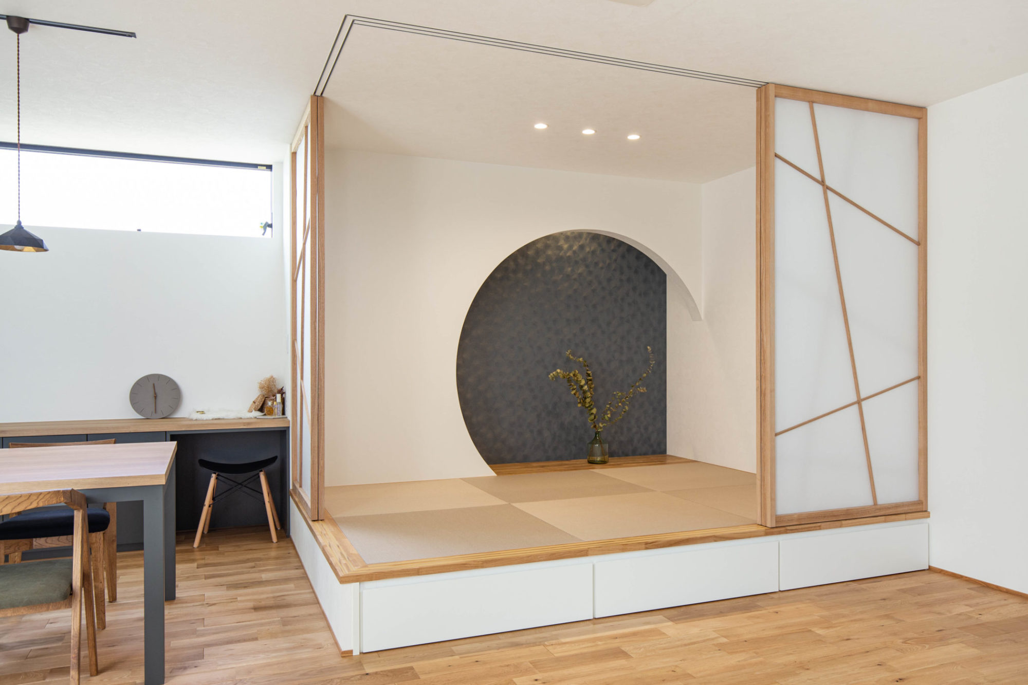 円形デザインの床の間と造作障子のある小上がり和室の施工事例写真