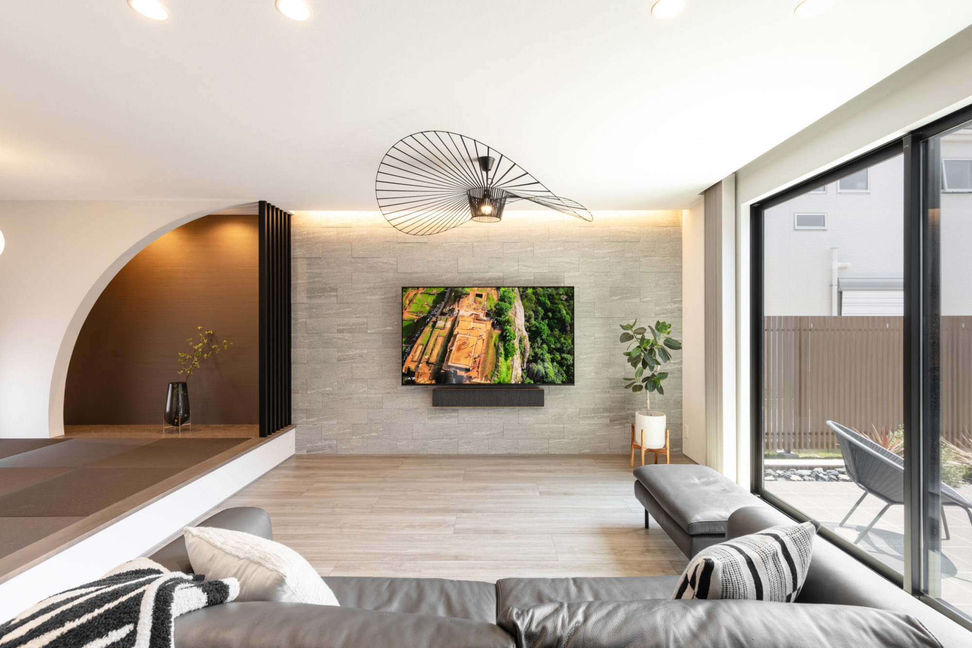 中庭とつながるリゾート感のあるリビングの施工事例写真