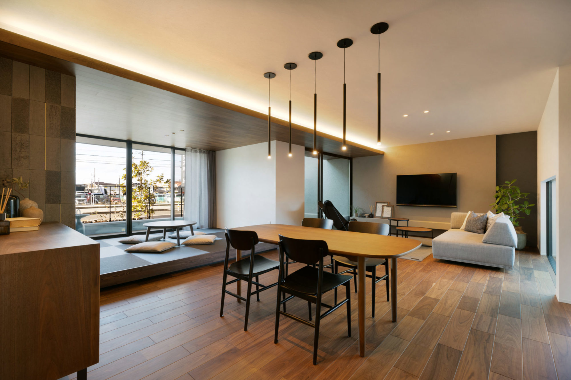 ウォールナット色と間接照明の大人モダンLDKの施工事例