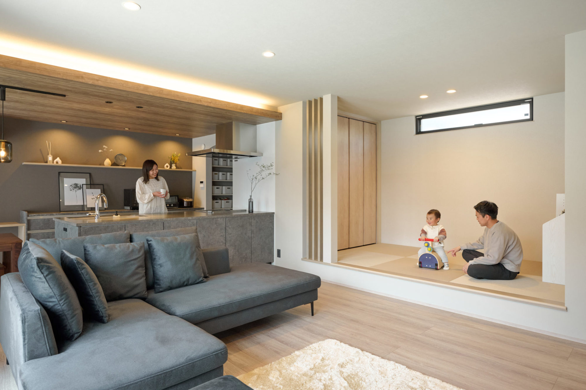 キッチンから見渡せるリビングと小上がり和室で過ごす家族の施工事例