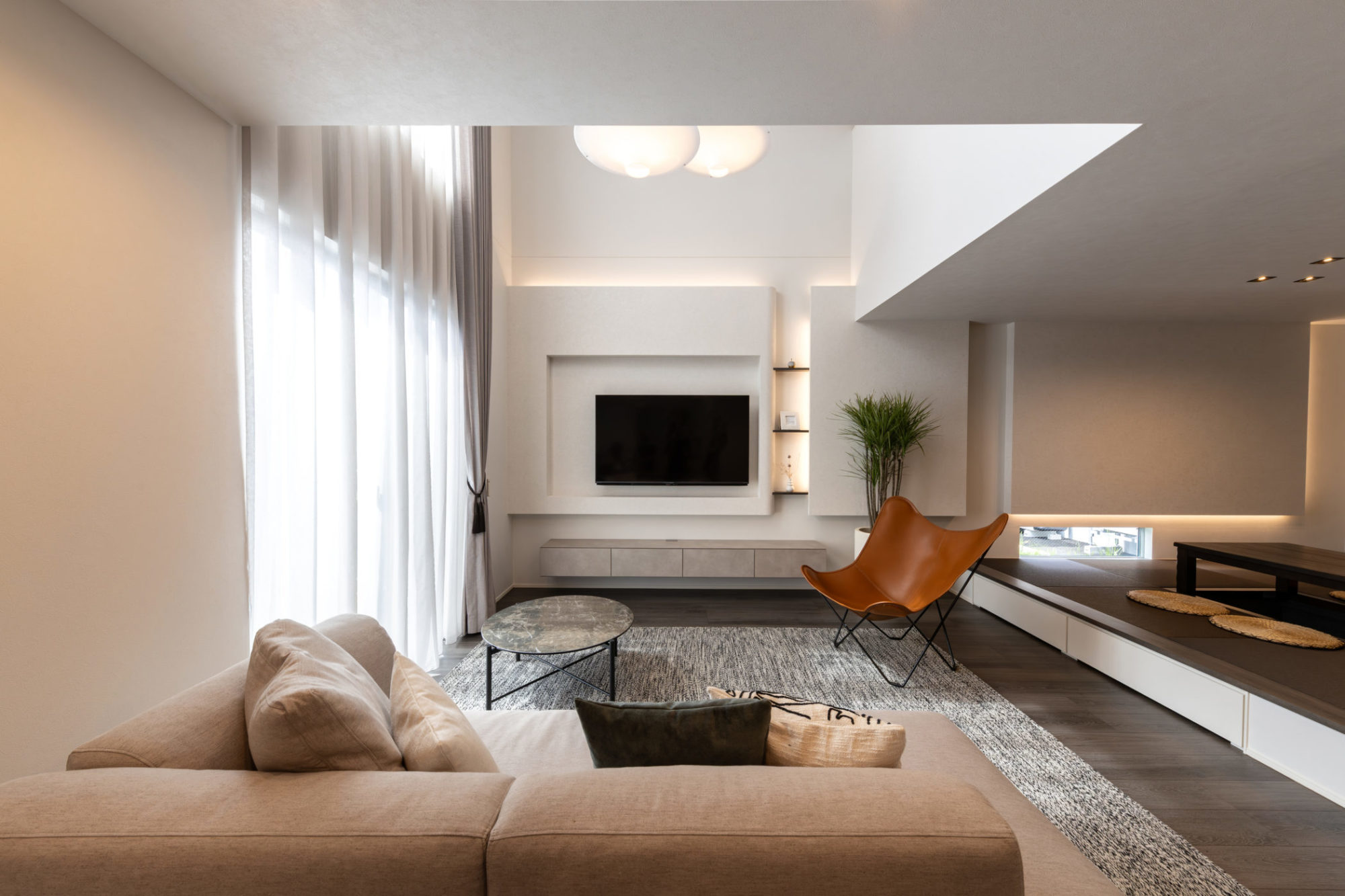 リビングのテレビ背面の壁は、ふかし壁に間接照明を組み合わせ、シンプルながらも上質な雰囲気を演出。