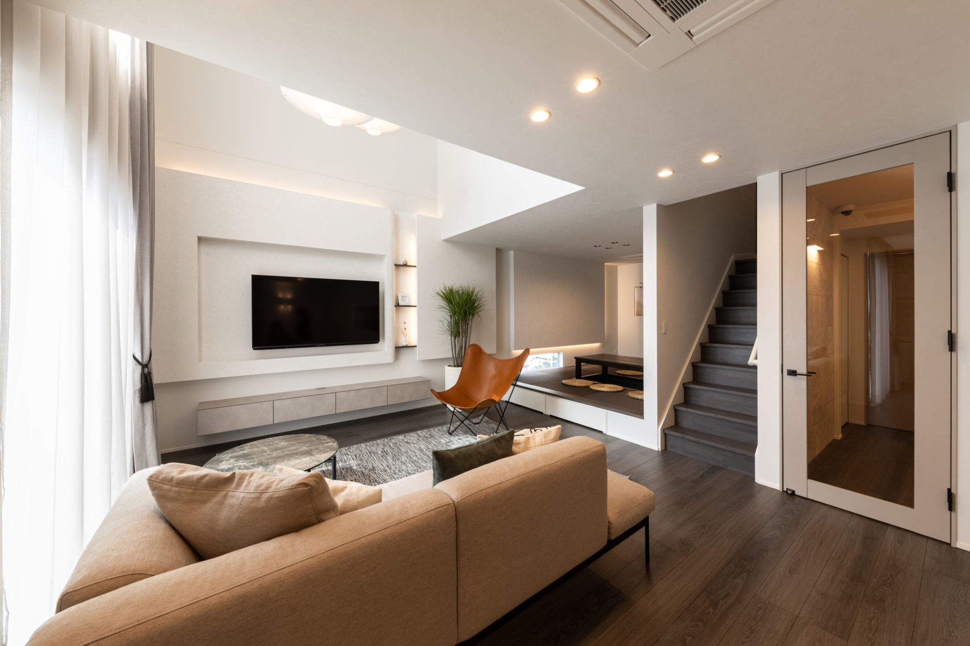 吹き抜けを設けたリビングと、隣接した小上がり和室によって、縦横の広がりを感じられる空間。