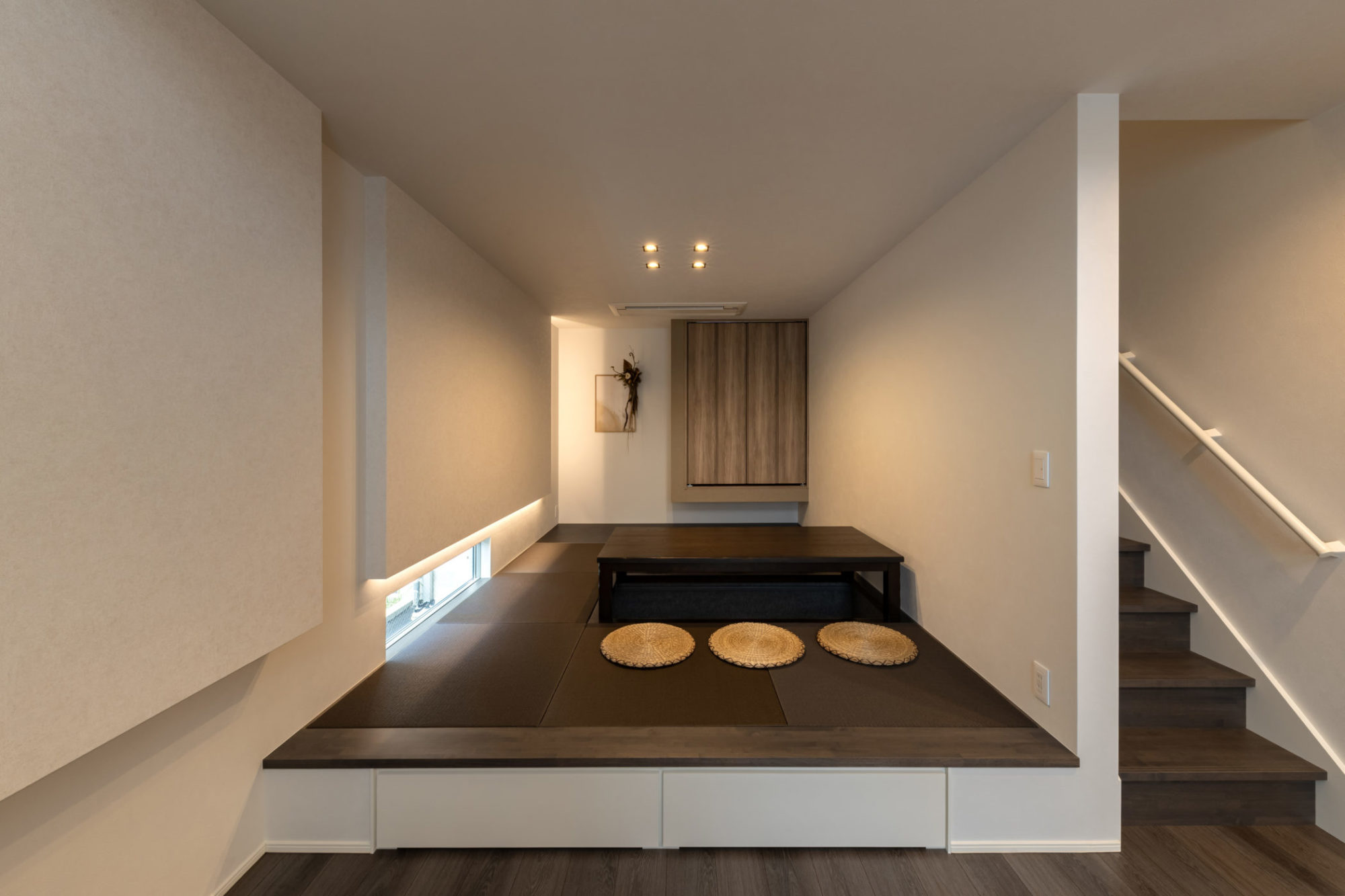 リビングに隣接した小上がり和室は、掘りごたつを備えたくつろぎの空間。