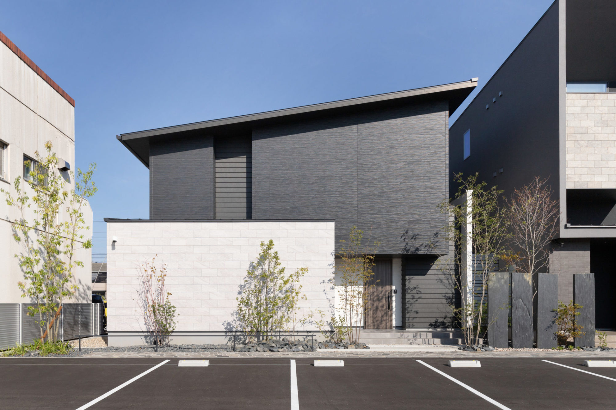 モノトーンでまとめたスタイリッシュな外観。BOXの水平ラインと片流れ屋根のシャープなラインですっきりとした印象。