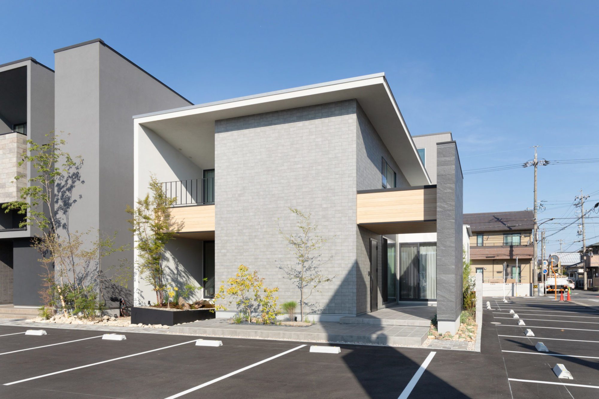 斜めから見た外観の施工事例写真｜外壁タイルと塗り壁、奥行き感のあるデザイン