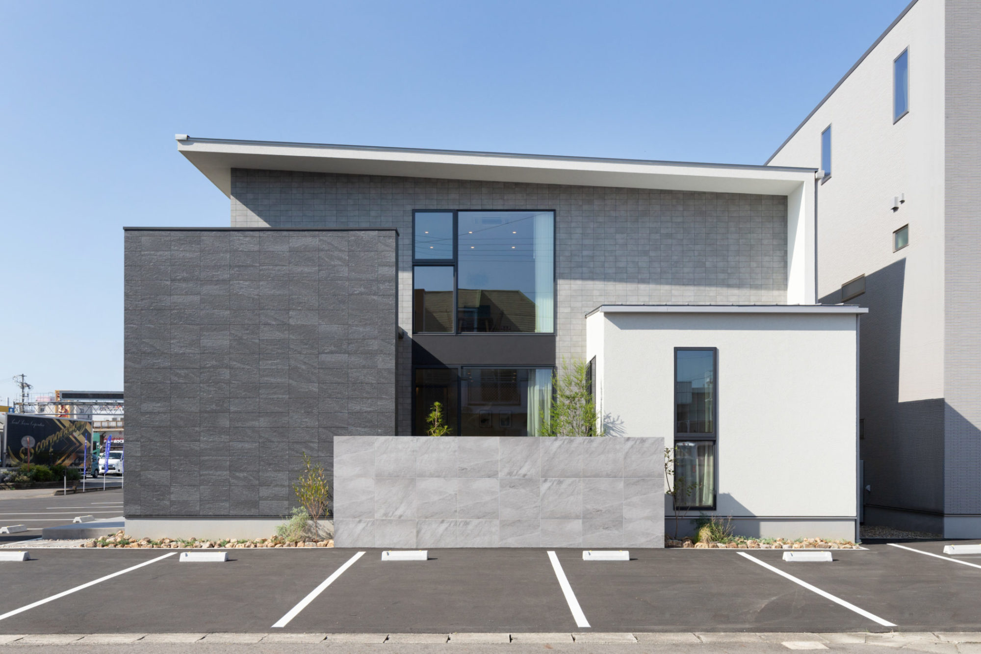 真横から見た外観の実例画像｜大きな窓と2種類のタイルが映えるモダンデザイン