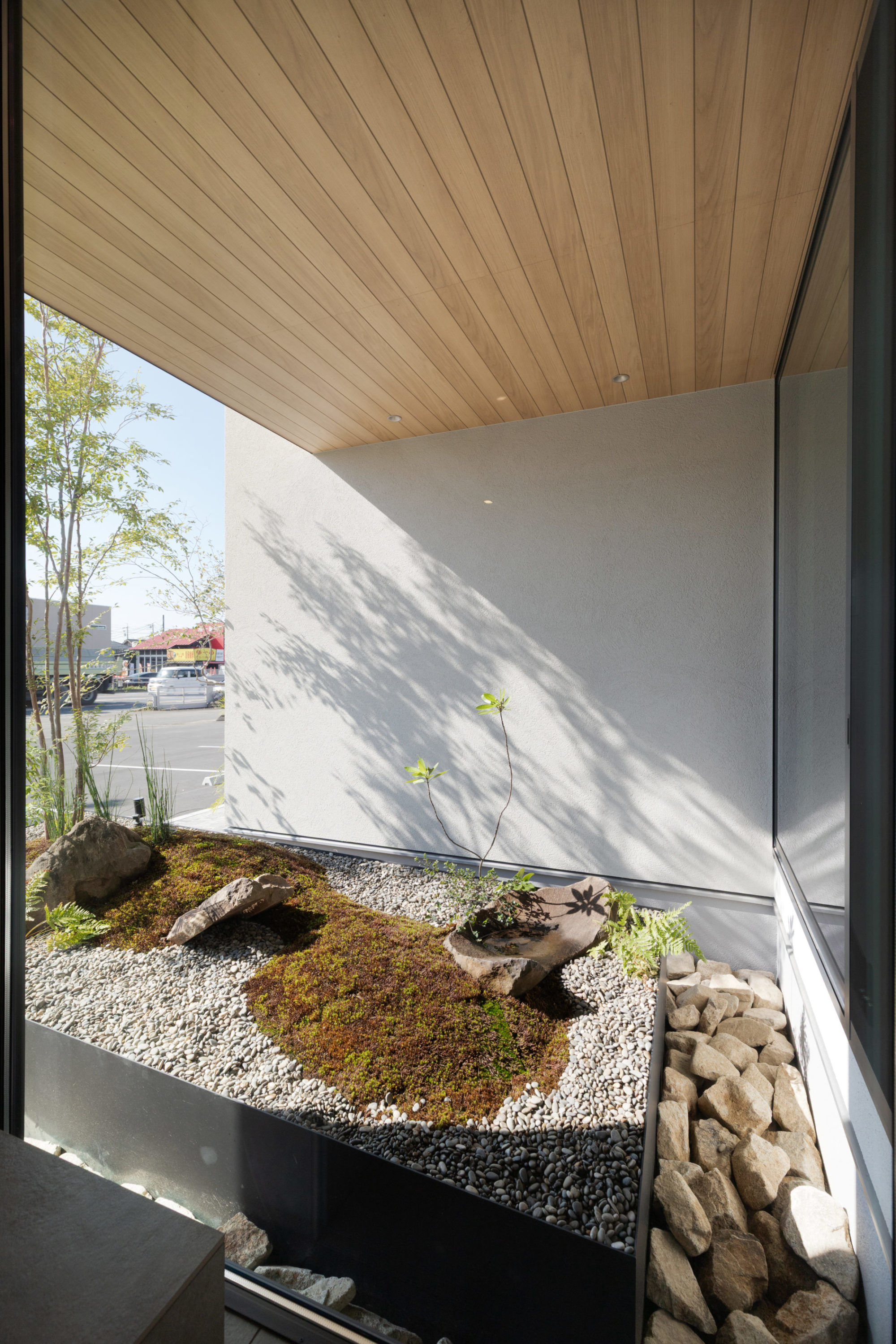 杉苔とトクサ、水鉢、淡い玉砂利を取り入れた和テイストの庭の施工事例写真