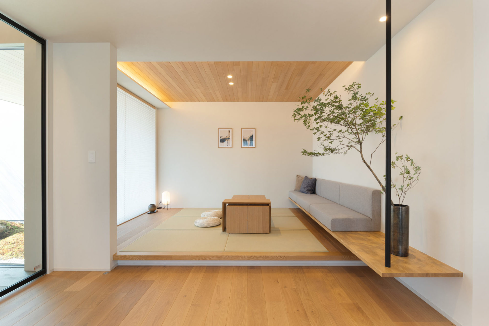 畳スペースの写真｜リビング続きでセカンドソファとしても使える造作ベンチ