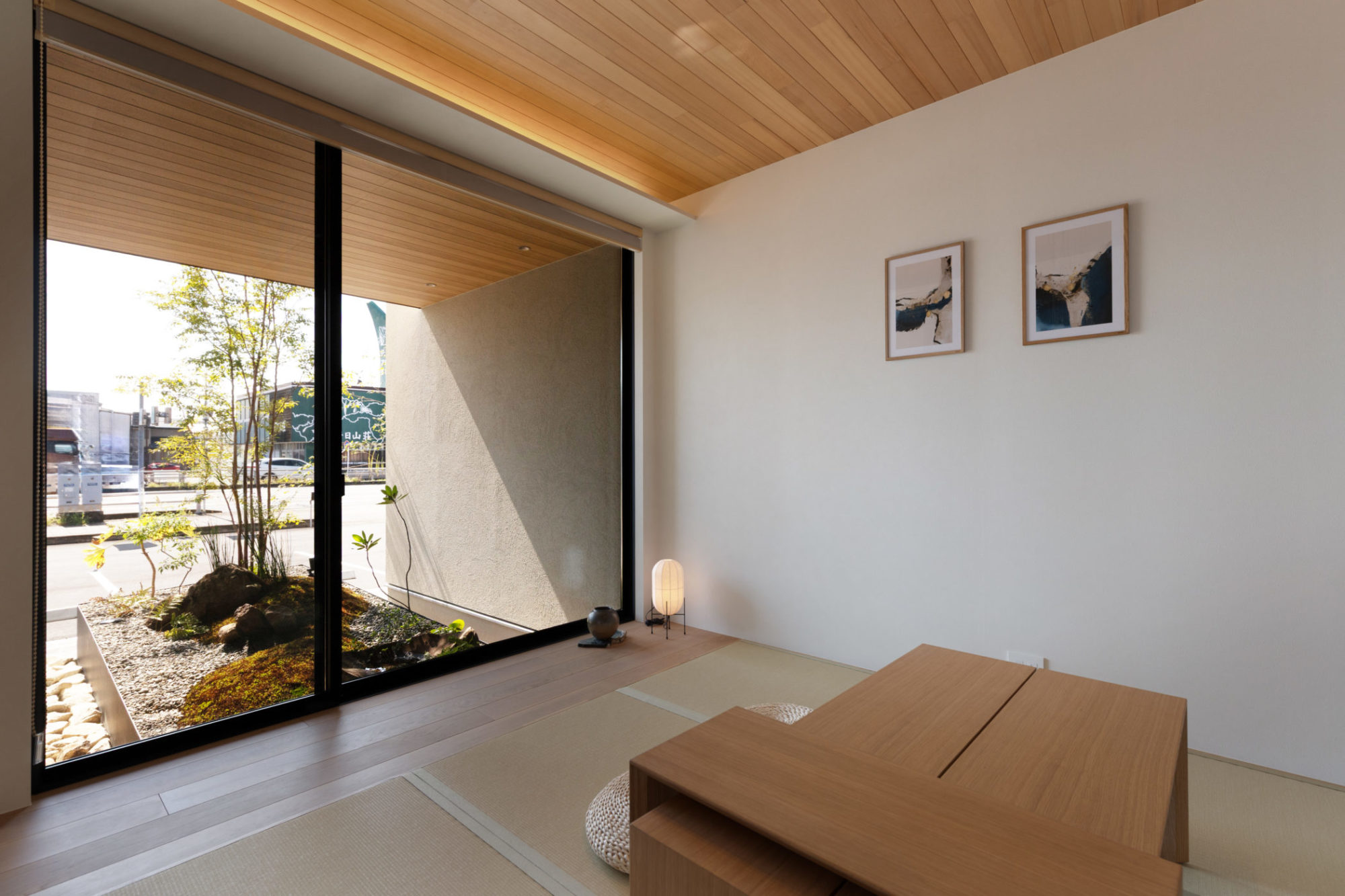 畳スペースの写真｜坪庭を望むリビング続きの空間、温かみのある羽目板天井