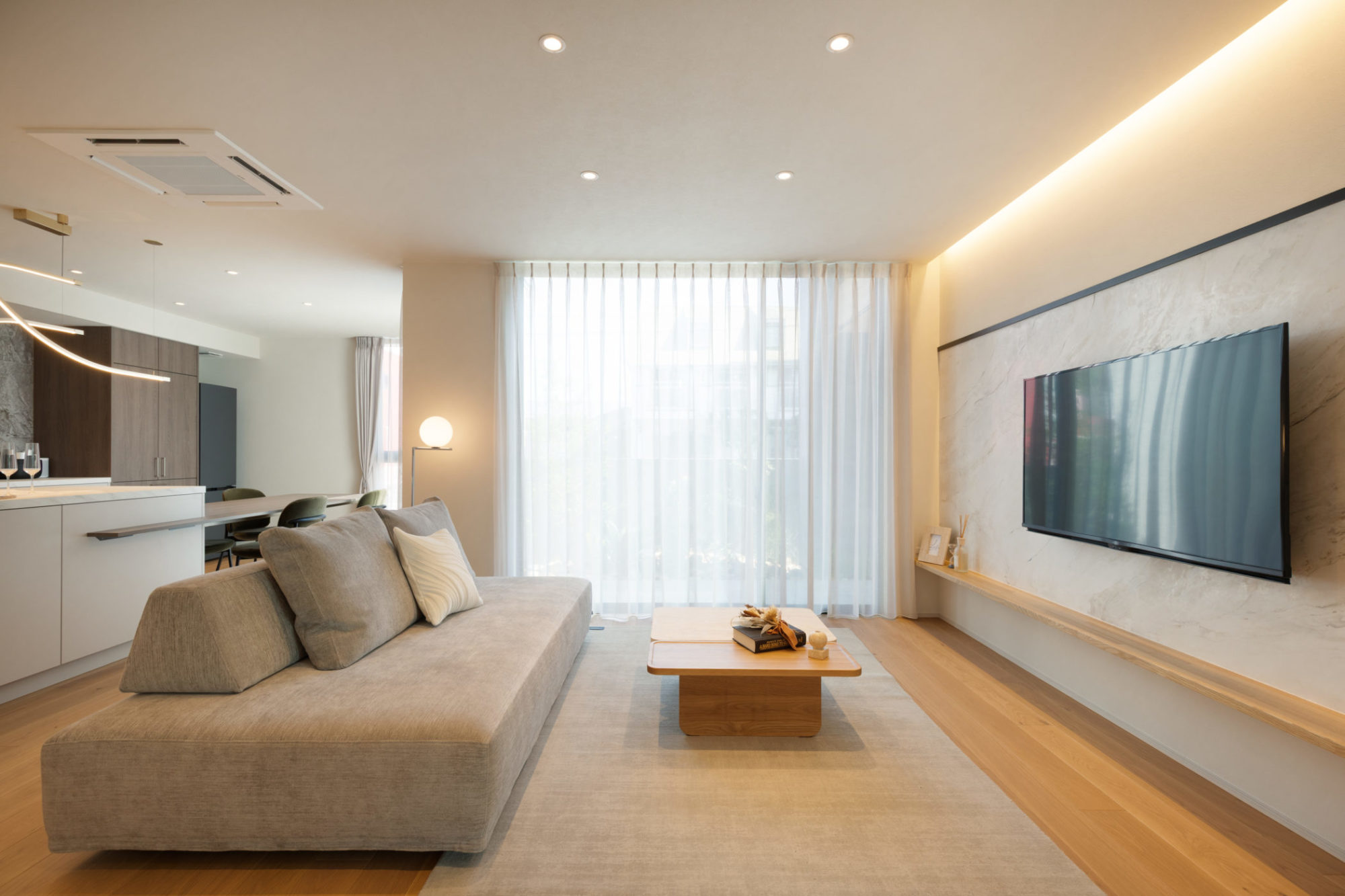 リビングの写真｜中庭に面した明るい空間と間接照明で落ち着きを演出