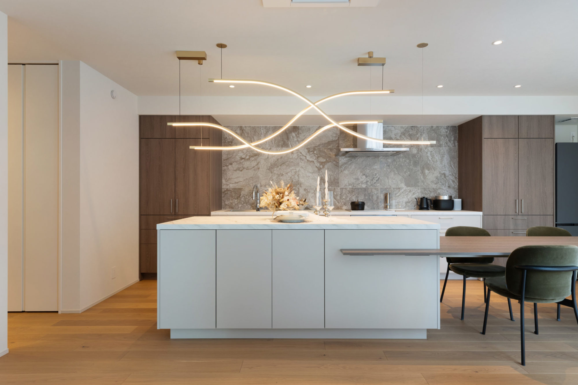 キッチン・ダイニングの写真｜壁付けI型キッチンと配膳カウンター