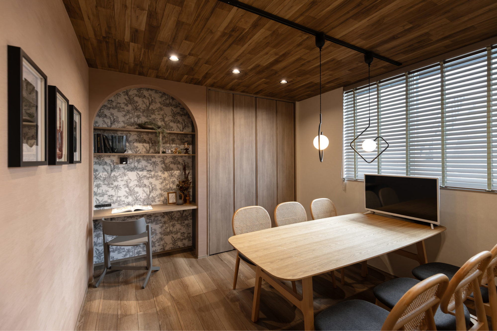 子ども部屋を想定した洋室。素焼きの陶器をイメージしたブラウンのアクセントクロスと天井の羽目板で、温かみのある空間。