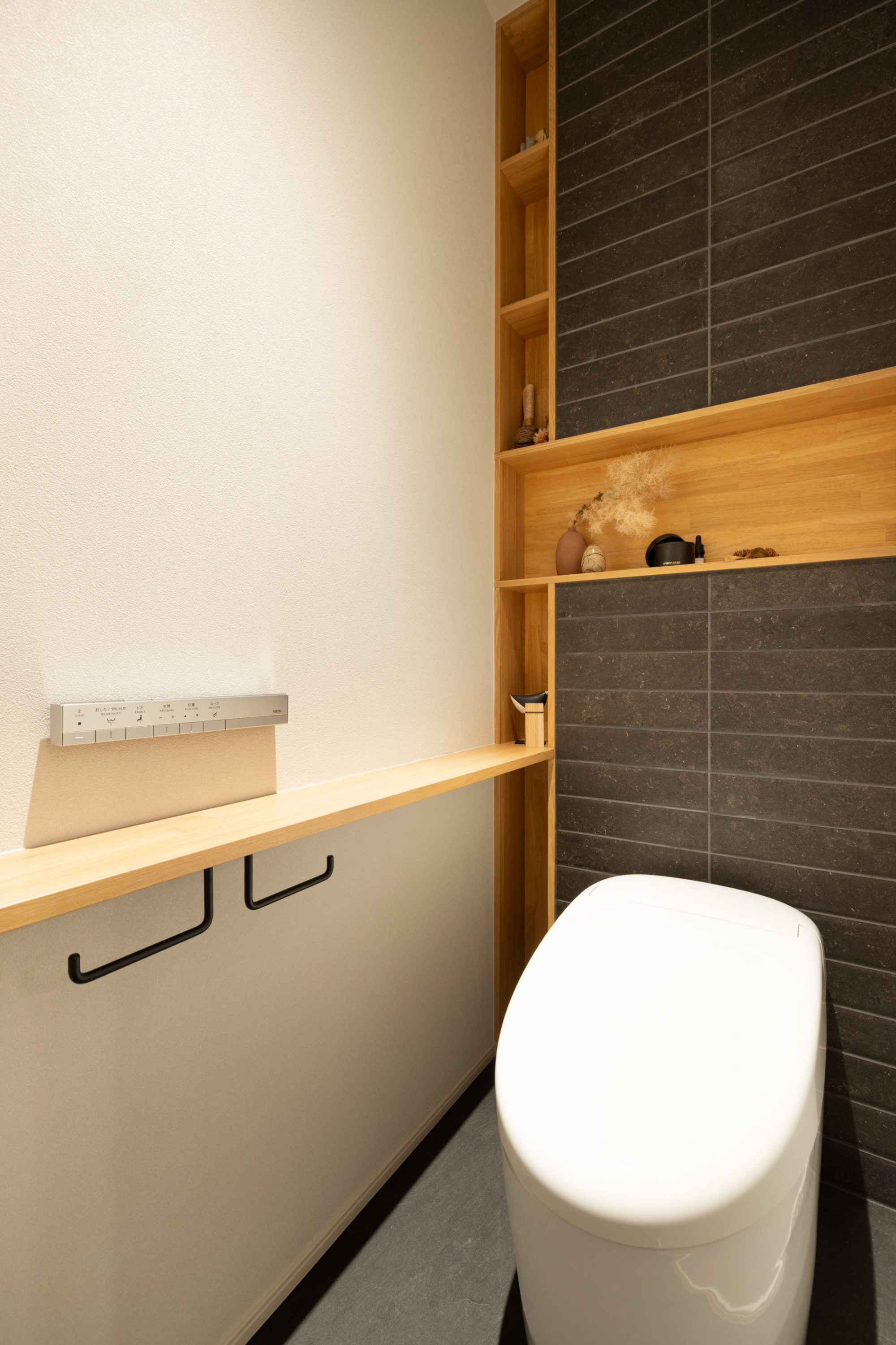 トイレの写真｜タイルのアクセントと落ち着いた色調