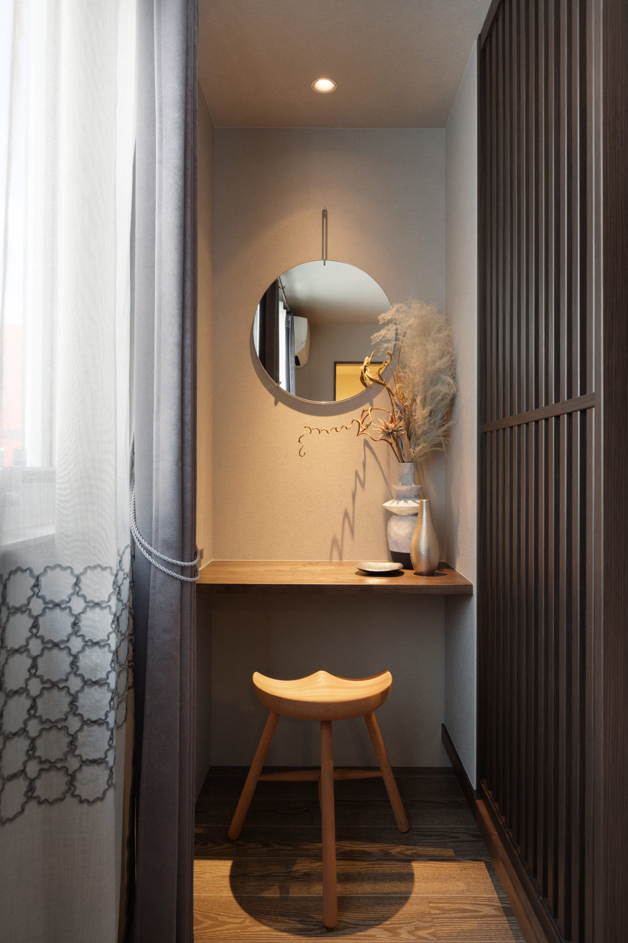 寝室の写真｜ドレッサースペースと格子間仕切りで抜け感を演出した実例写真