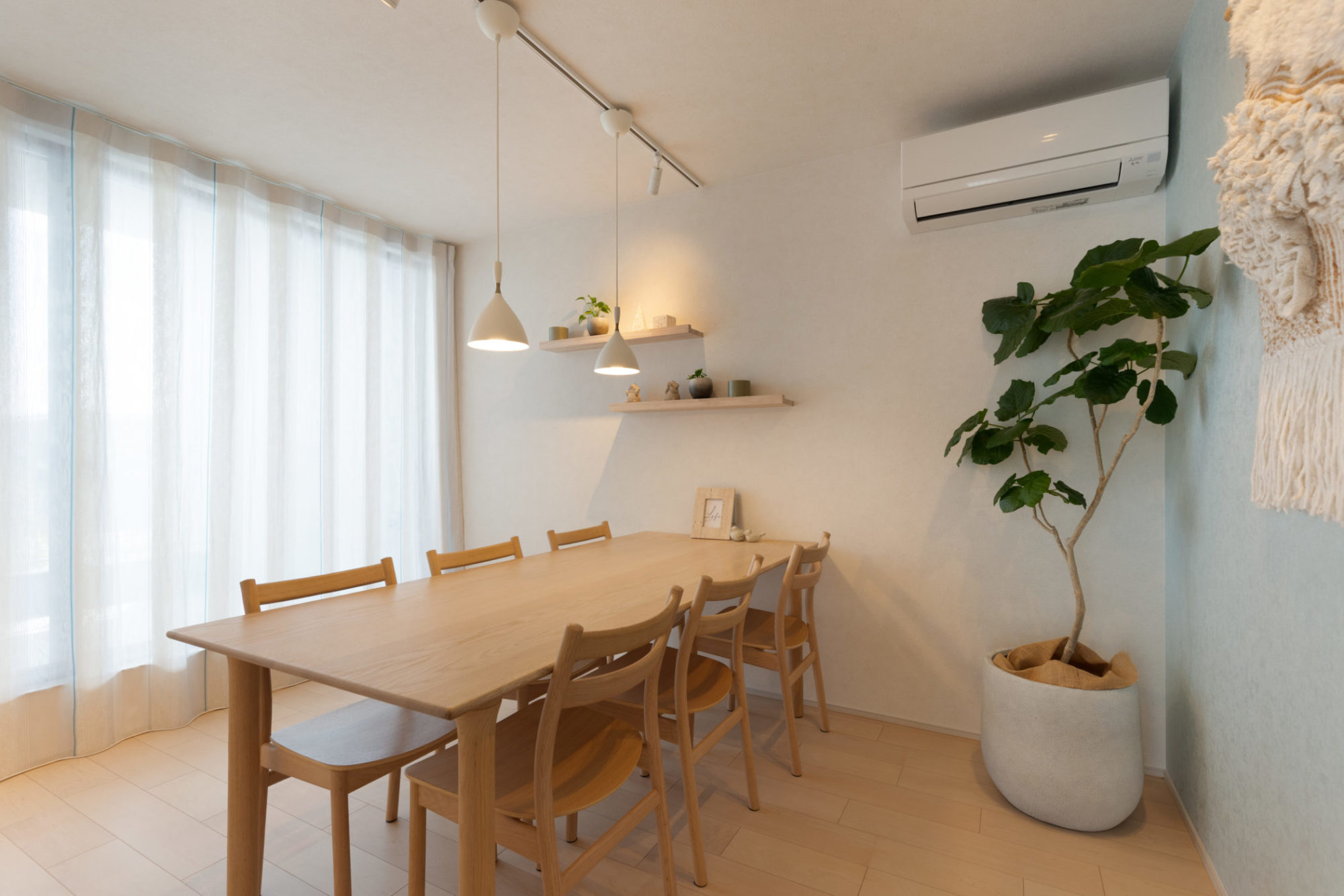 洋室の写真｜メープル床とブルーのクロスで爽やかで可愛らしい空間