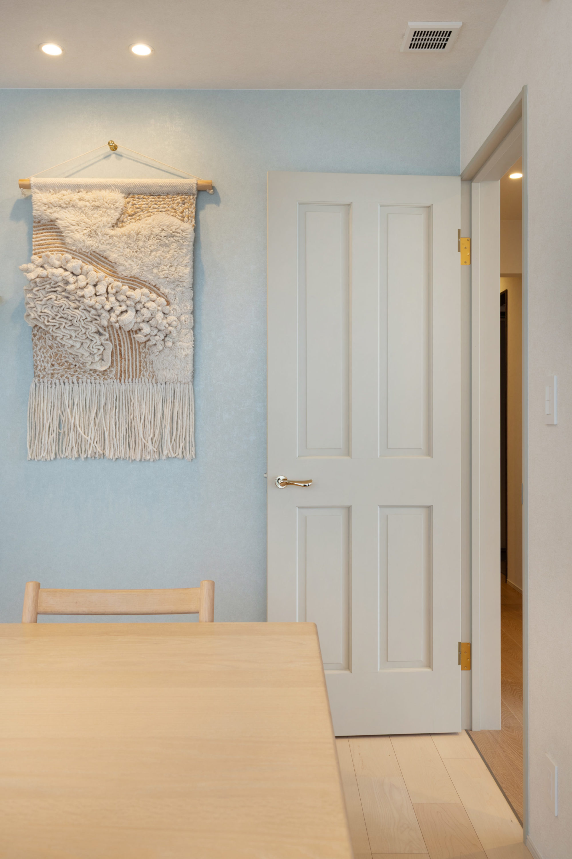 洋室の写真｜洋室の雰囲気に合わせて軽やかな色で塗装したドア