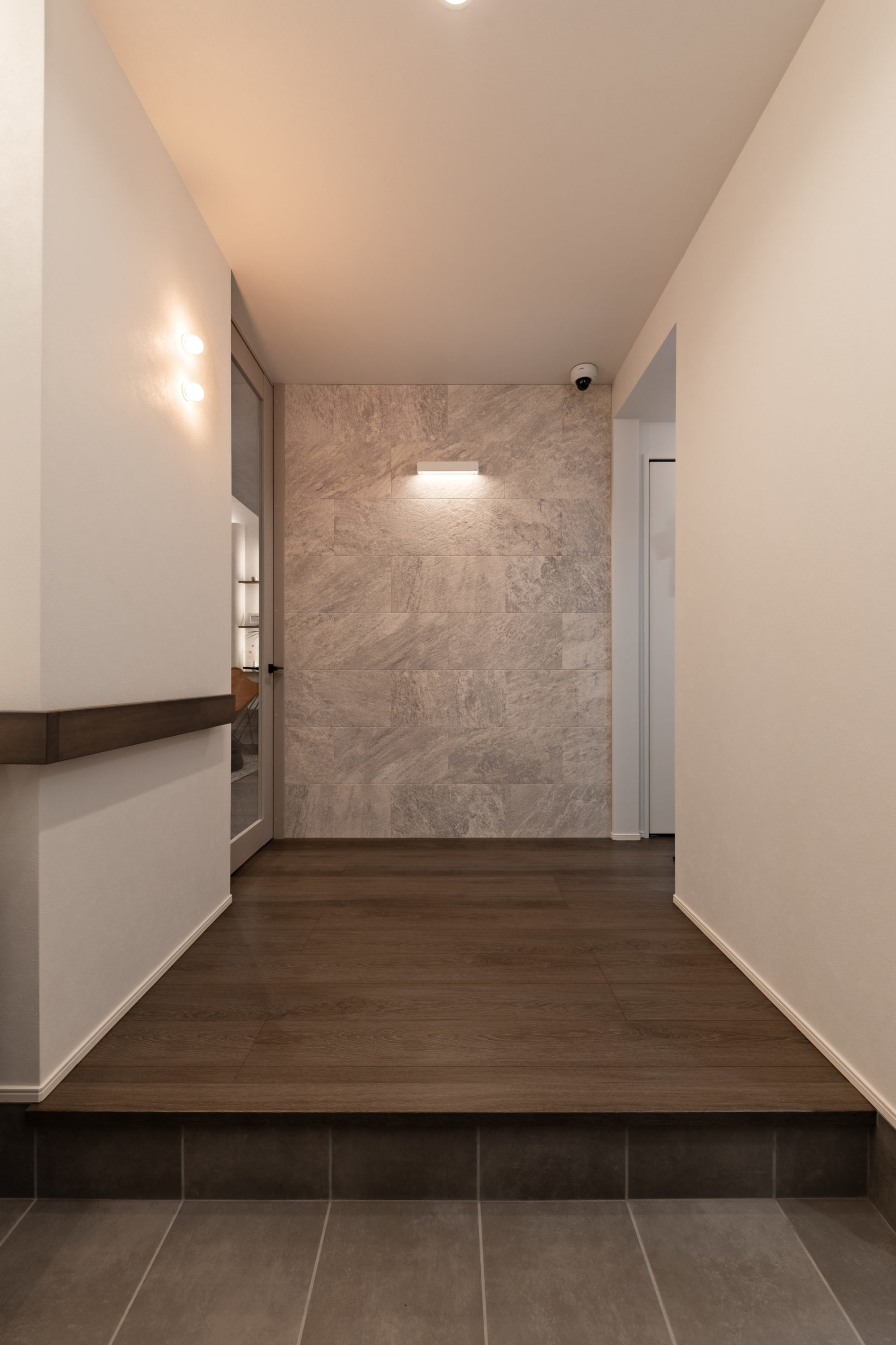 玄関正面には、機能性とデザイン性を兼ね備えたエコカラットを採用。