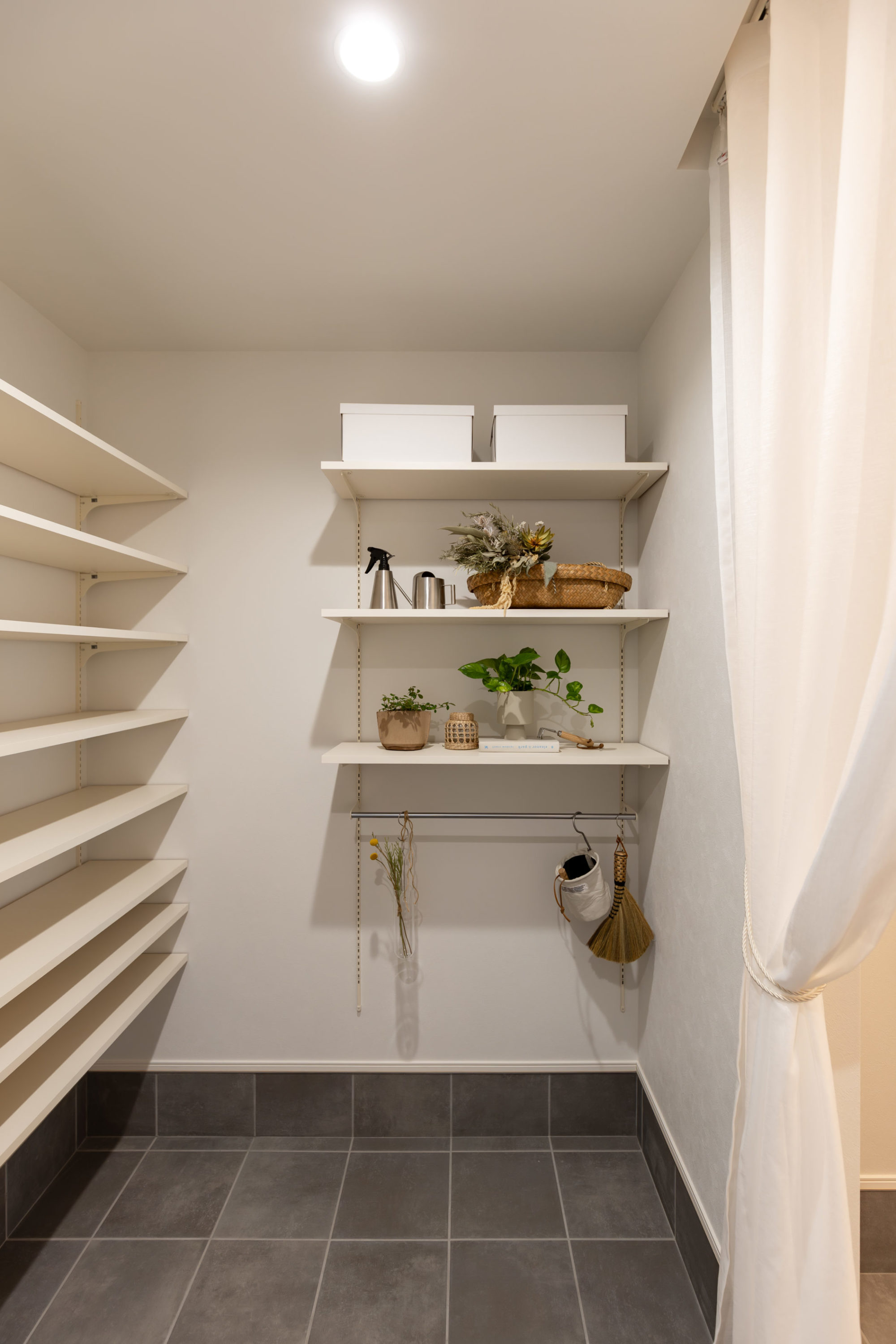 土間との間仕切りにカーテンをセレクトしたシューズクローク。