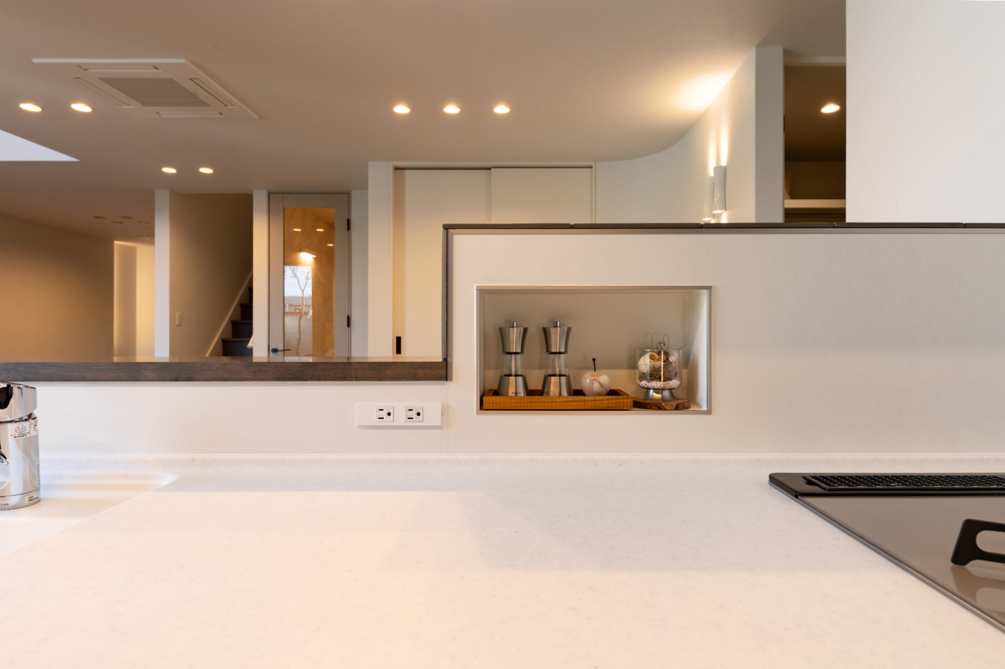 スパイスニッチを設けたキッチン。よく使う調味料や小物をすっきり収納できるよう配慮しています。