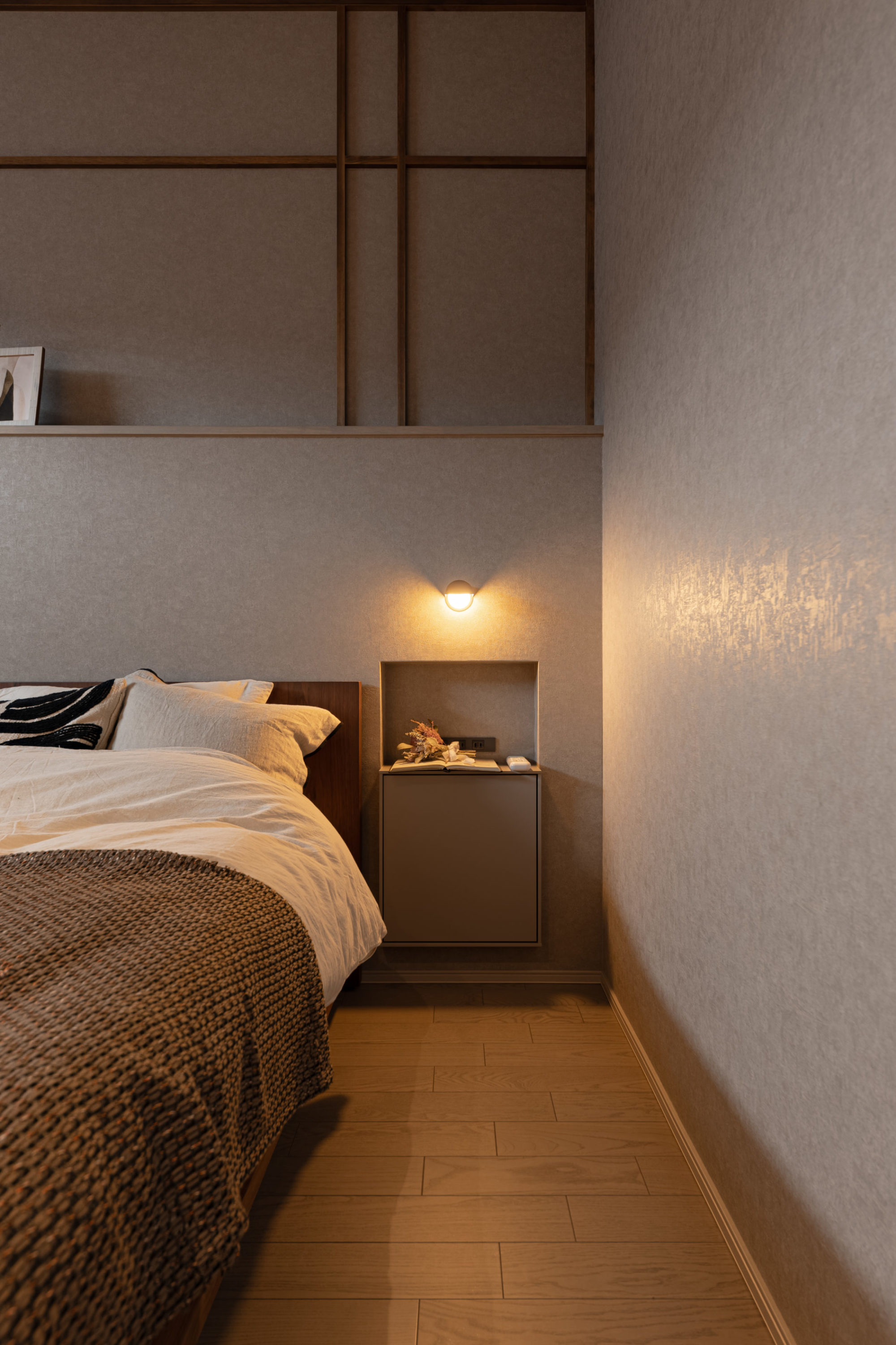 寝室のベッドサイドにはBOX収納を組み合わせたニッチを設置。サイドテーブルとしても活用でき、コンセントも備えた仕様に。